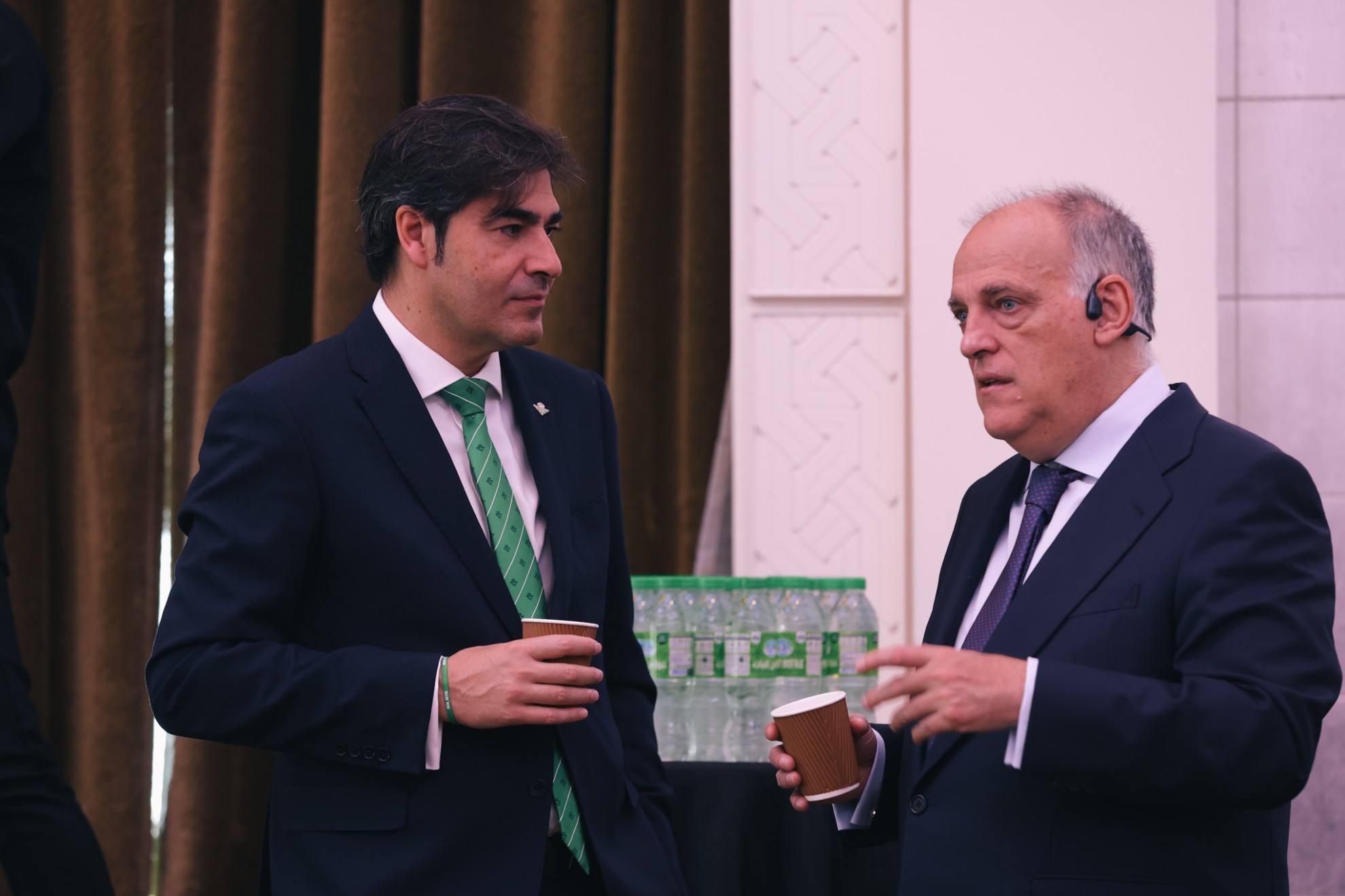 Javier Tebas junto al representante del Real Betis en la asamblea