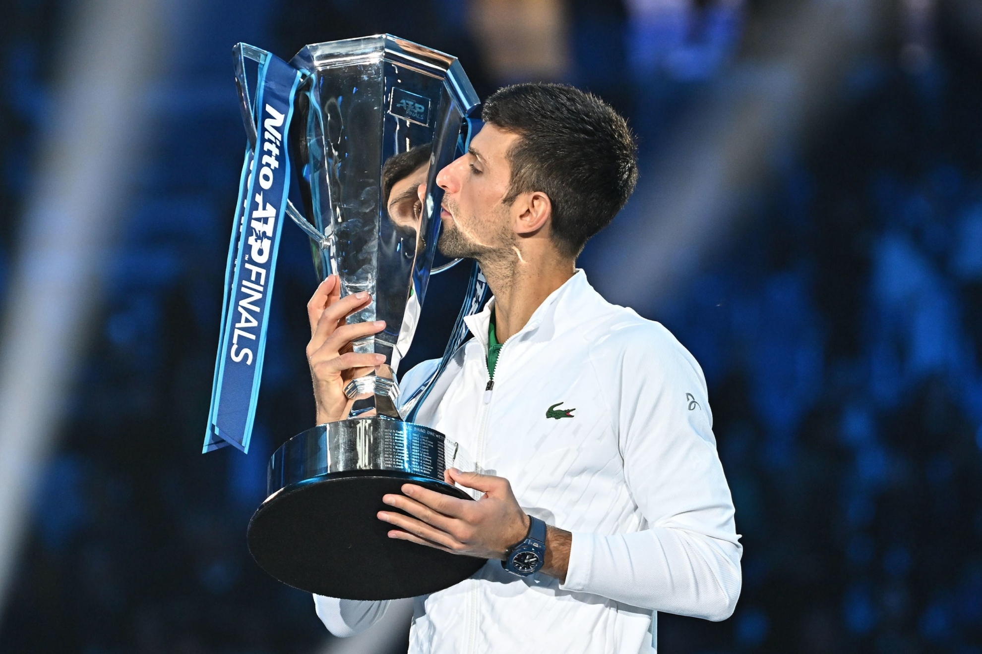 Djokovic besa el trofeo como maestro ATP