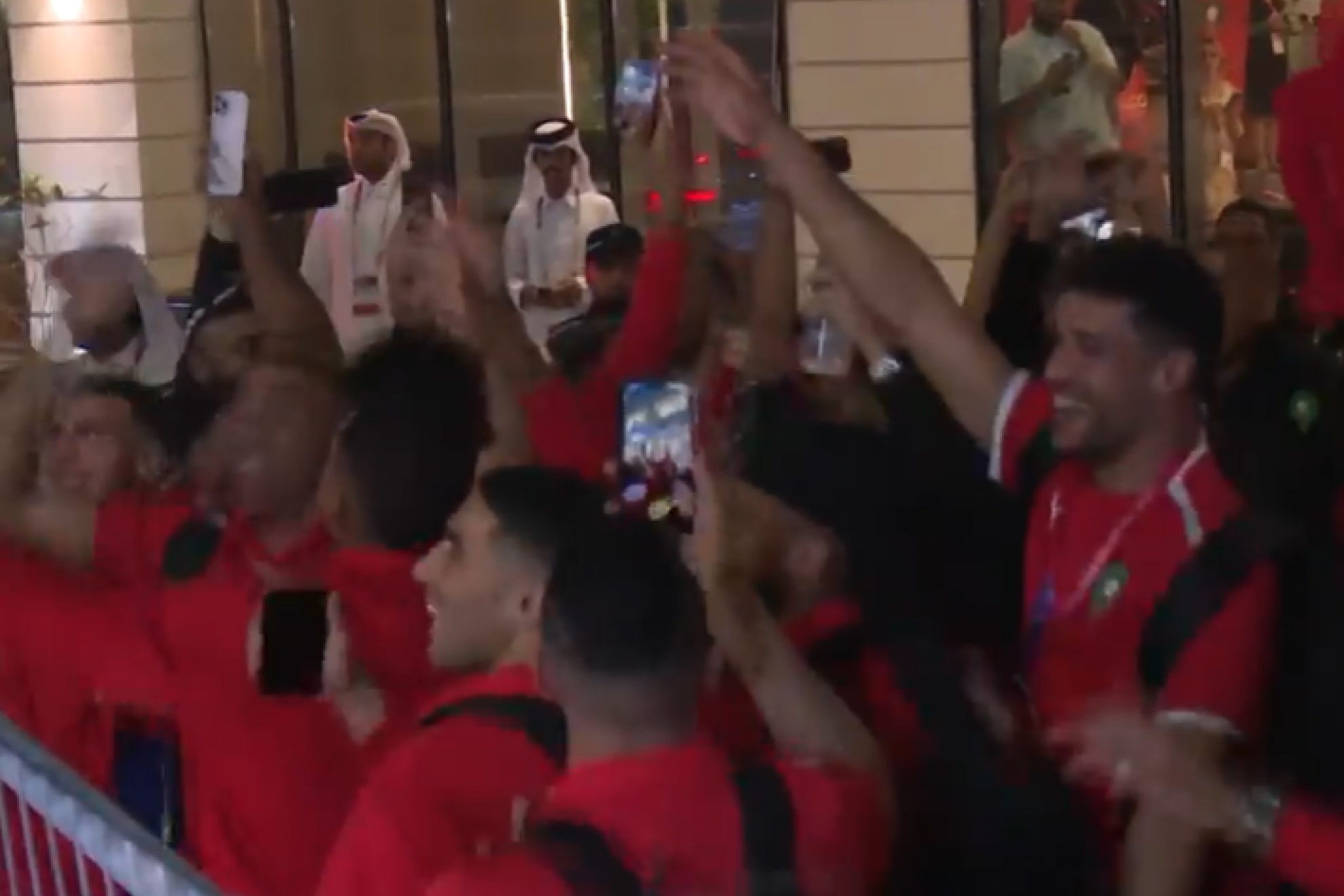La afición de Marruecos recibió al equipo en su hotel... y los jugadores bailaron