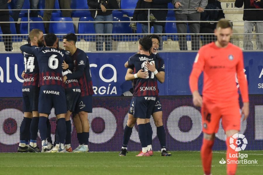 Los jugadores del Huesca celebran el gol de Juan Carlos Real