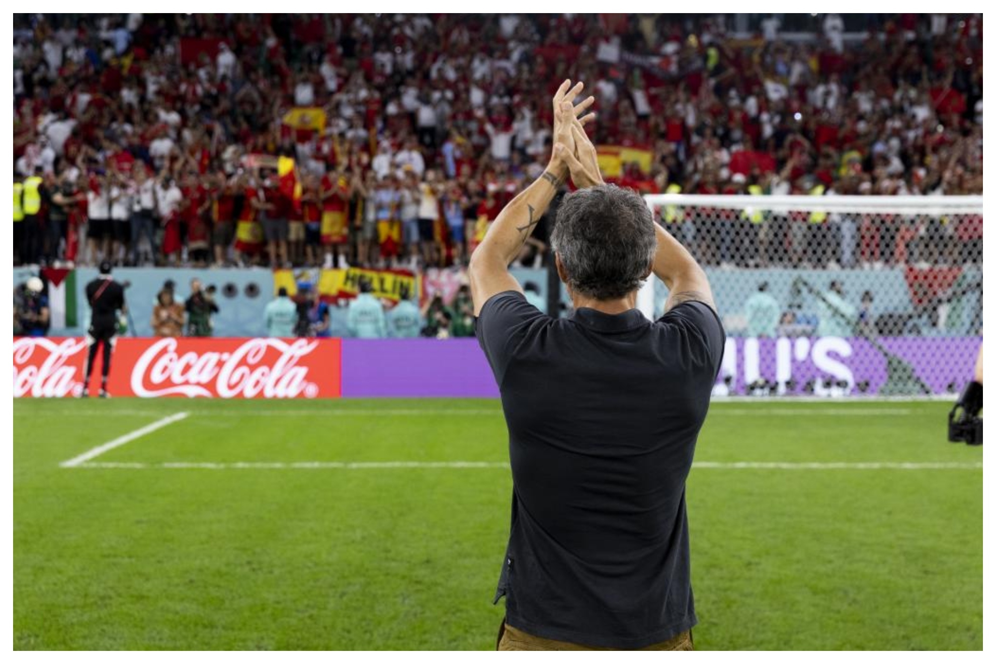 Luis Enrique saluda a la afición española tras caer contra Marruecos