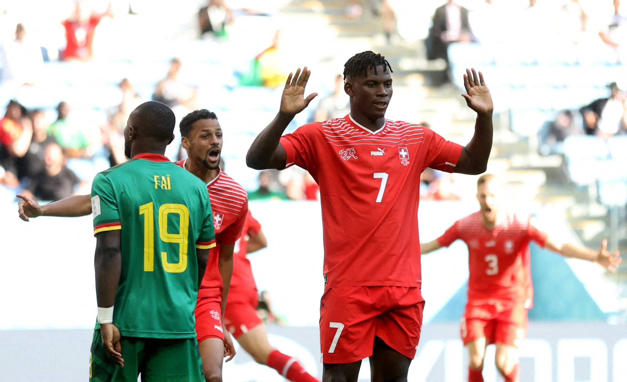 Embolo pidiendo perdón a la gente de Camerún por marcarle un gol en el Mundial | Reuters