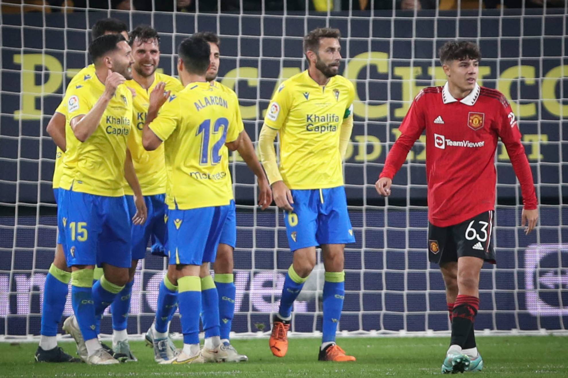 Los jugadores del Cádiz celebran uno de los cuatro goles conseguido ante el Manchester United. EFE