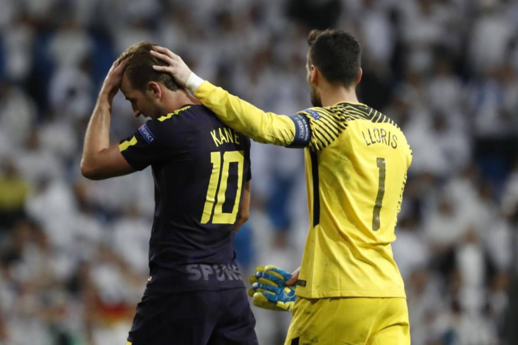 Lloris consuela a Kane tras perder el Tottenham un partido de Champions en el Bernabéu.
