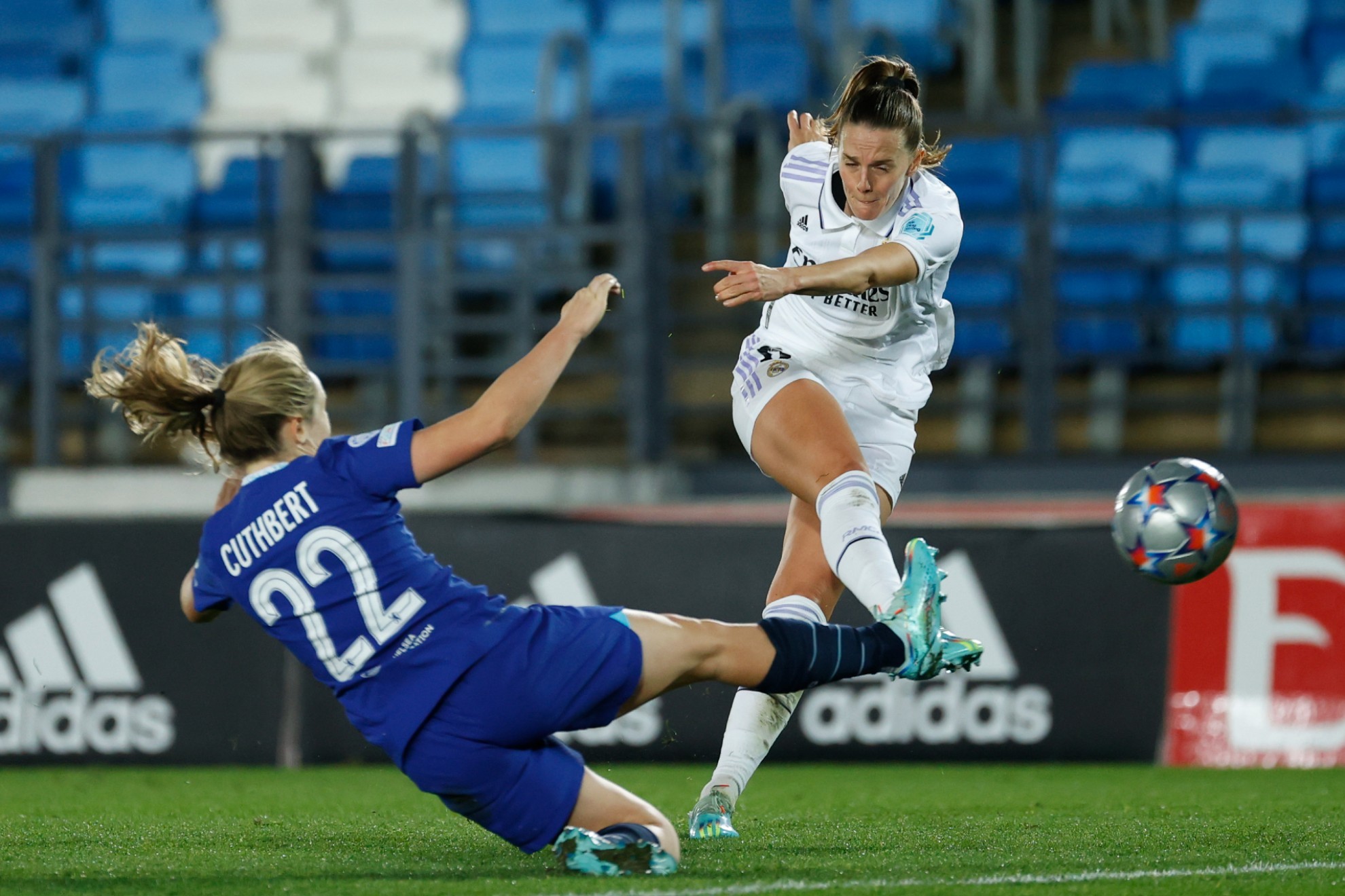 Caroline Weir en el lanzamiento que dio pie al gol del Real Madrid / EFE