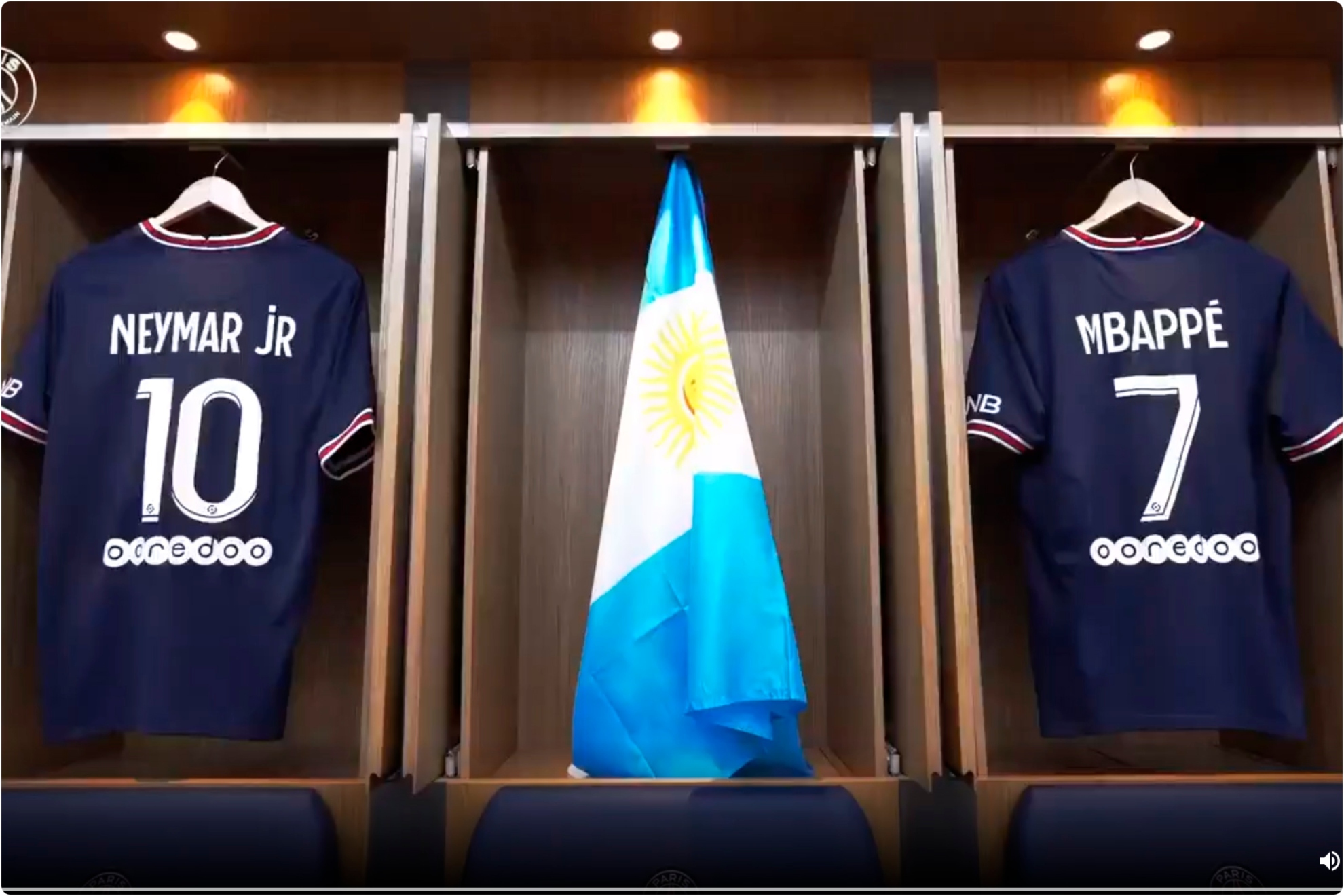 El vestuario del PSG con la elástica de Neymar, la bandera de Argentina, eludiendo a Messi, y la camiseta de Mbappé.