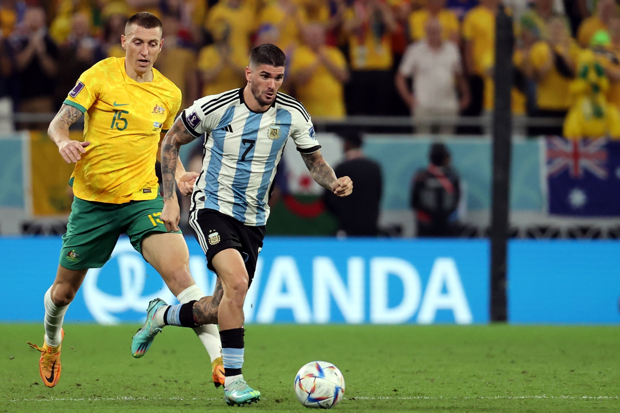 Leo Messi conduce el balón ante Australia.