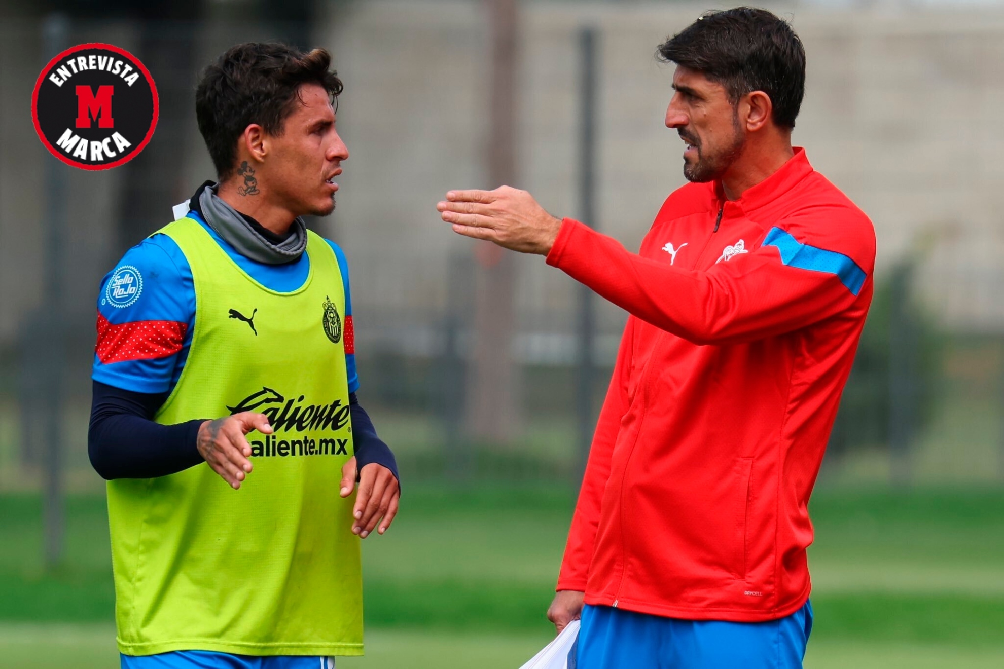 Veljko Paunovic da indicaciones a Cristian Calderón durante un entrenamiento.