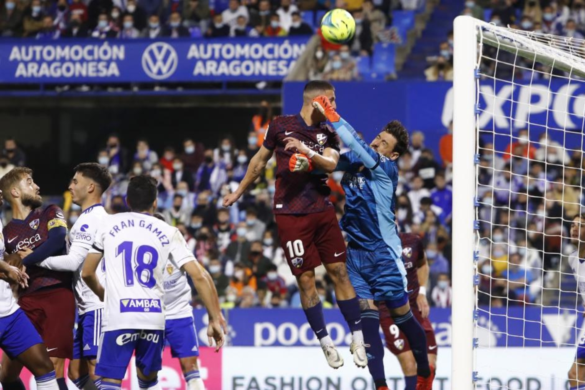 Un lance del partido de la temporada pasada entre Zaragoza y Huesca en La Romareda.