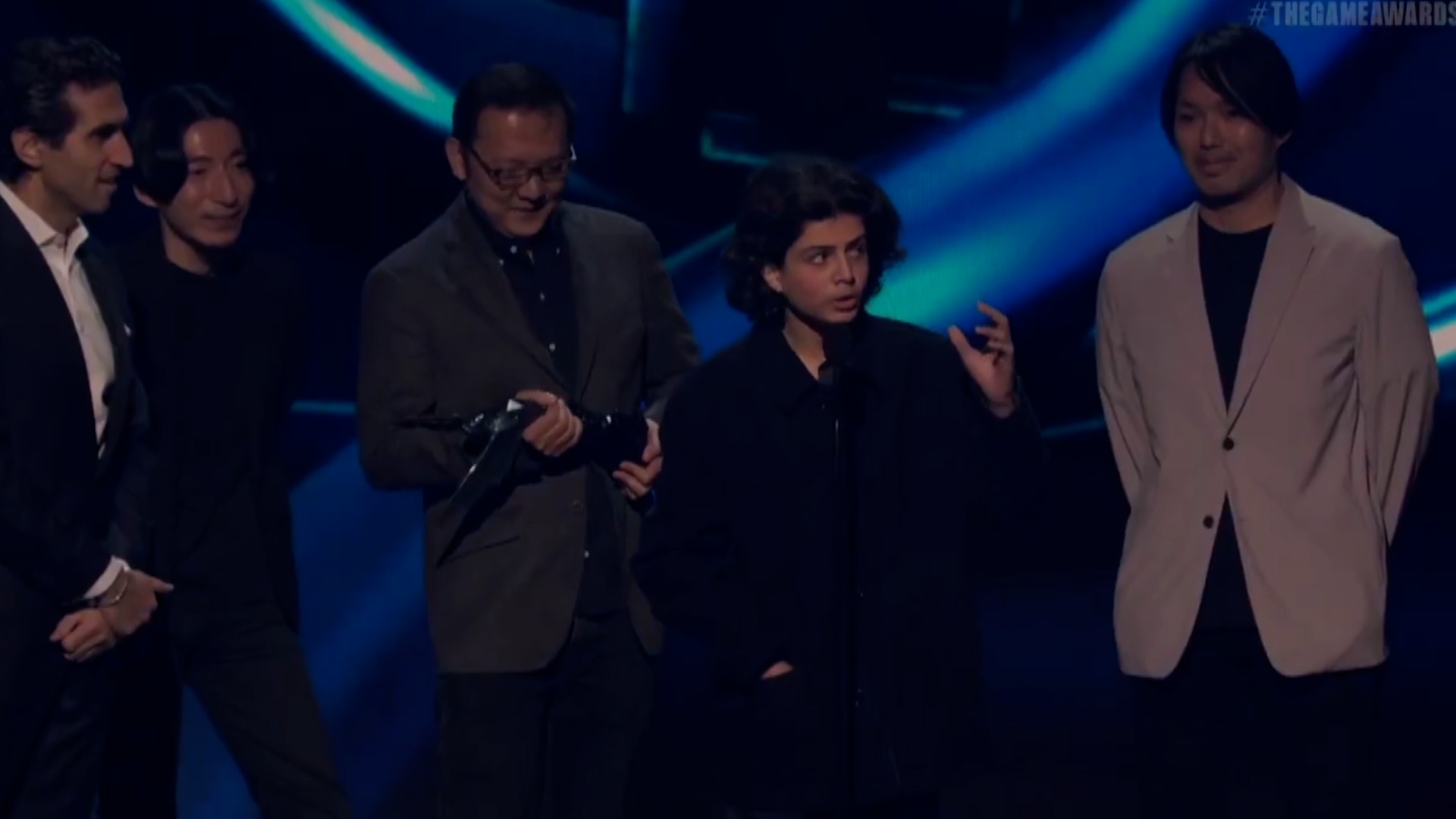 Random troll sneaks into The Game Awards 2022 and mocks Bill Clinton on stage, leaving audience speechless