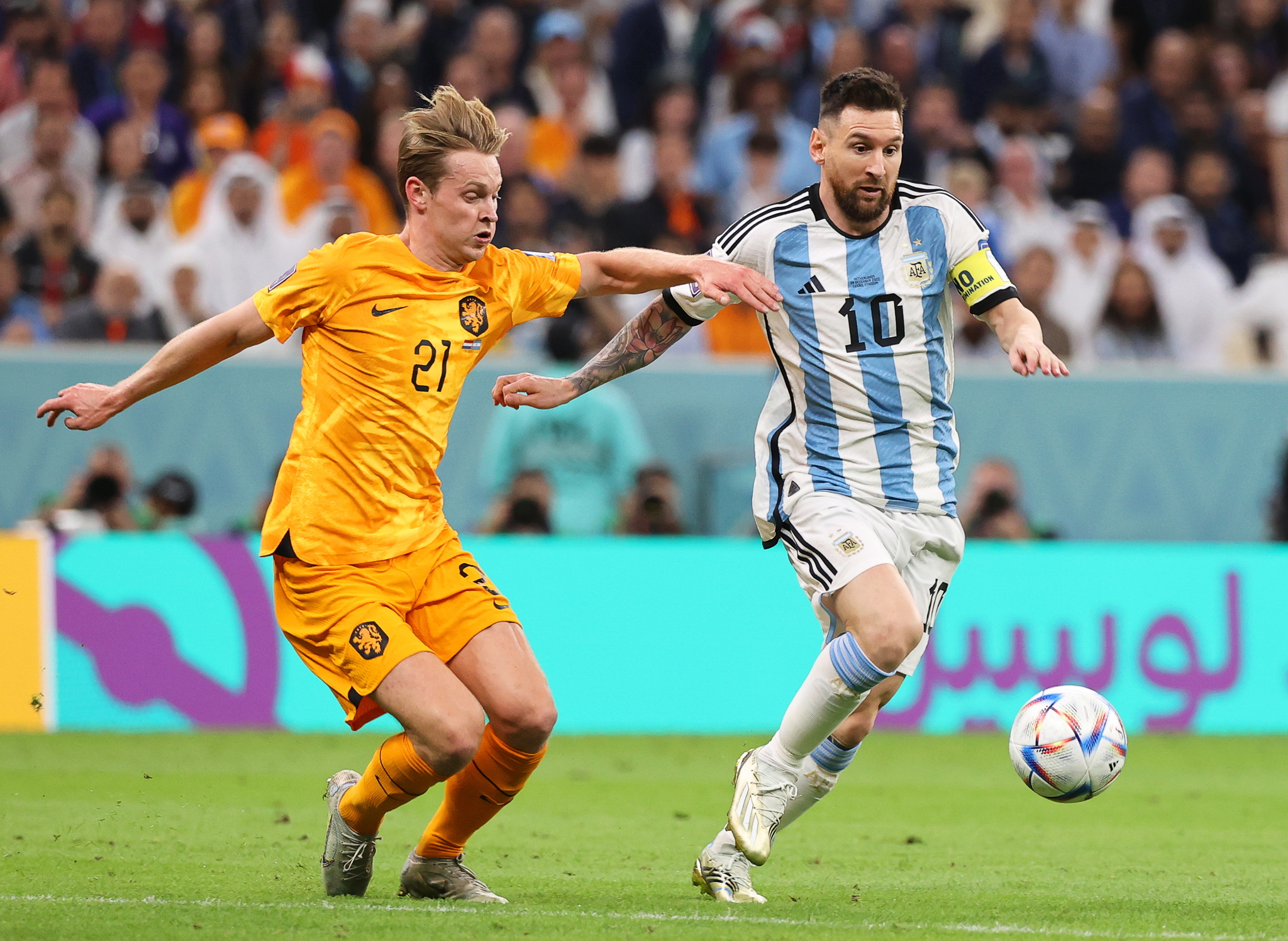 Lusail (Qatar), 09/12/2022.- Frenkie de Jong (L) of the Netherlands in action against Lionel Messi (R) of  lt;HIT gt;Argentina lt;/HIT gt; during the FIFA World Cup 2022 quarter final soccer match between the Netherlands and  lt;HIT gt;Argentina lt;/HIT gt; at Lusail Stadium in Lusail, Qatar, 09 December 2022. (Mundial de Fútbol, Países Bajos; Holanda, Estados Unidos, Catar) EFE/EPA/Mohamed Messara
