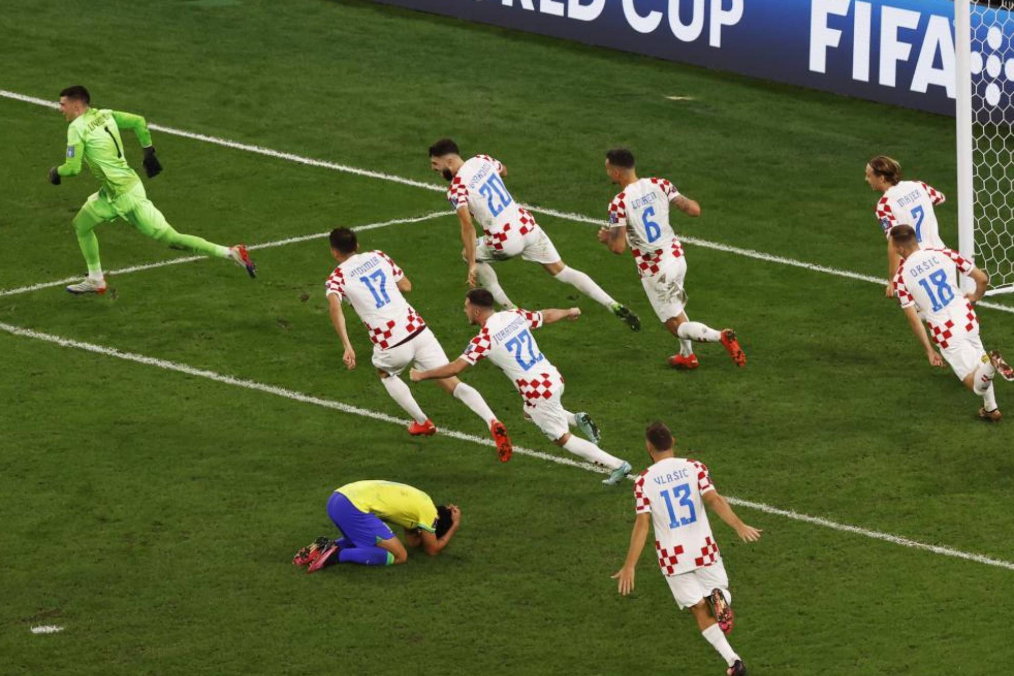 Los jugadores de Croacia celebran la clasificación tras fallar Marquinhos su penalti.