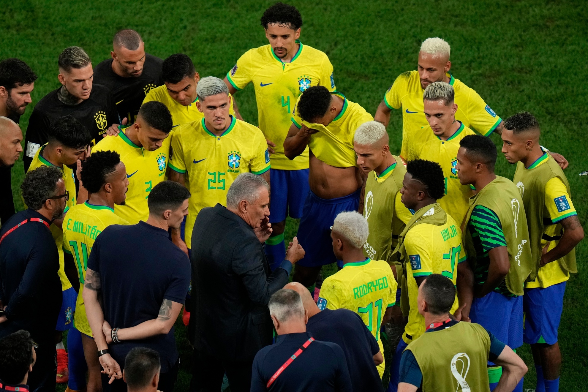 Coach Tite talking to all Brazil players in World Cup match vs Croatia
