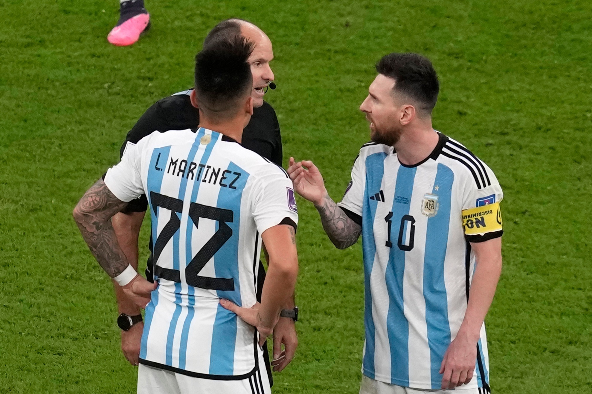 Lionel Messi and Mateu Lahoz