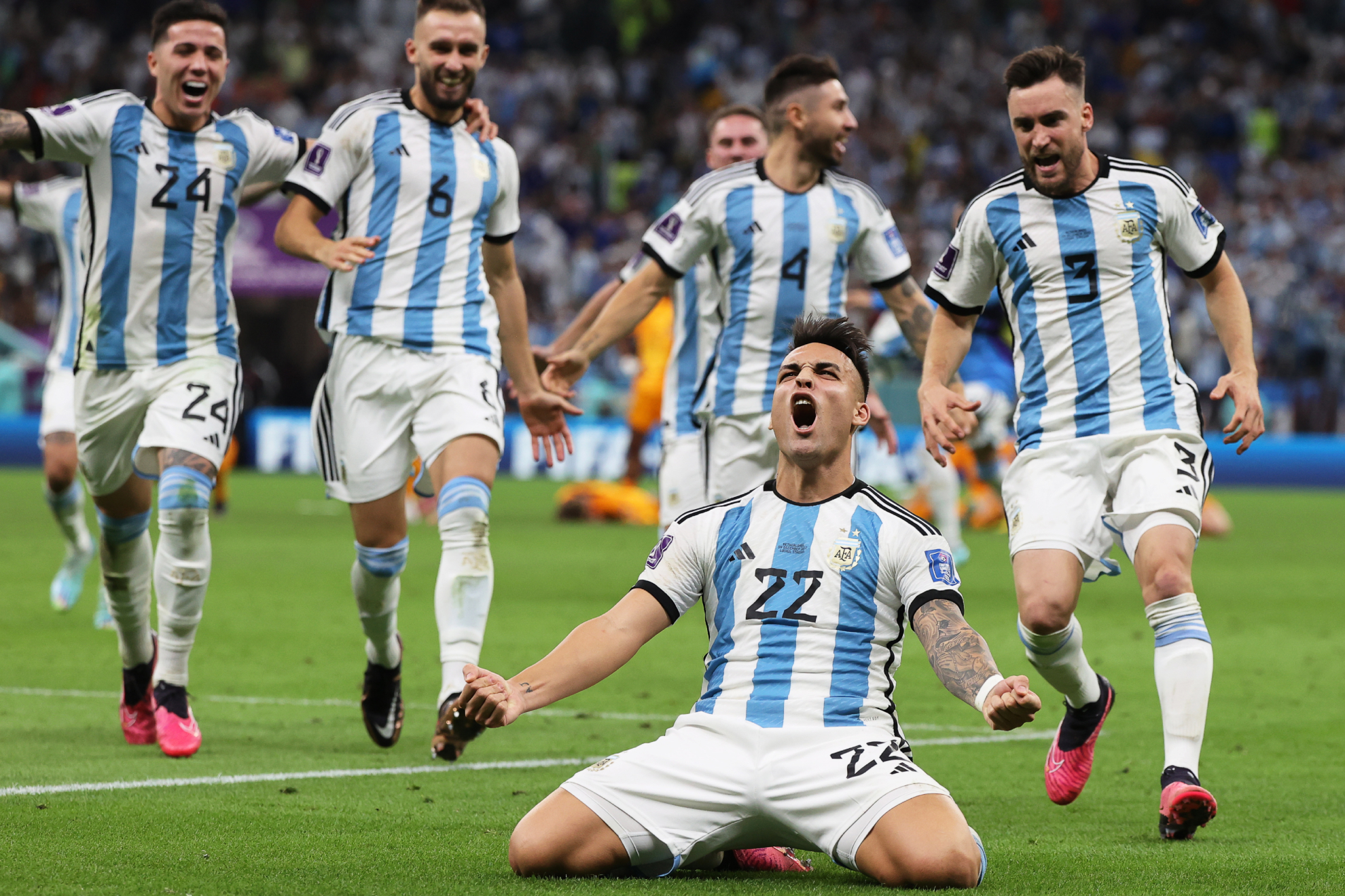 Lautaro celebra su penalti, el que metió a Argentina entre las cuatro mejores del mundo/AP