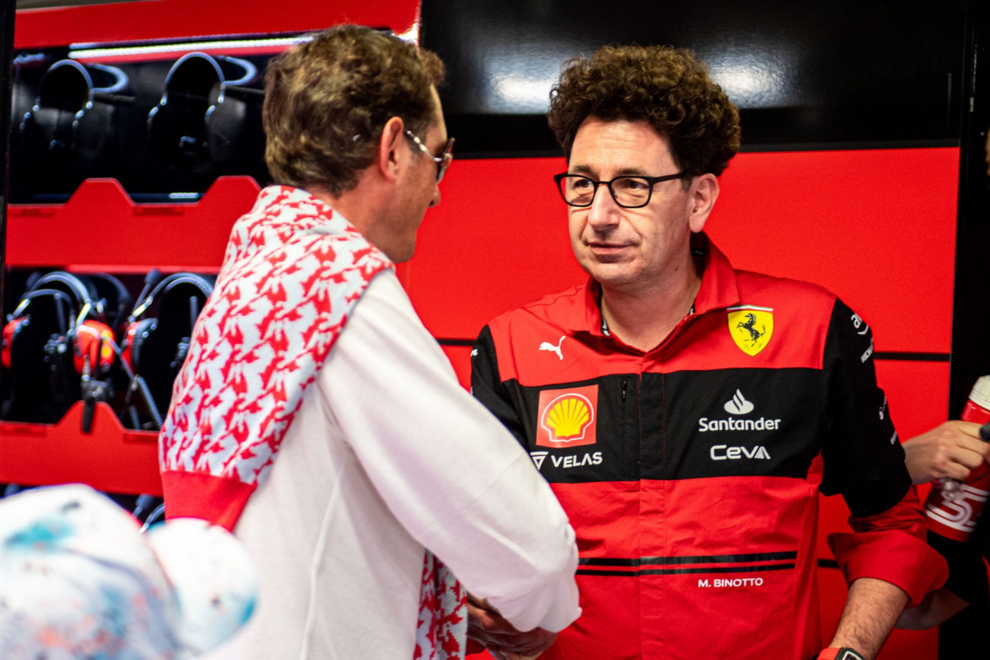 Binotto, junto a John Elkann, presidente de Ferrari.