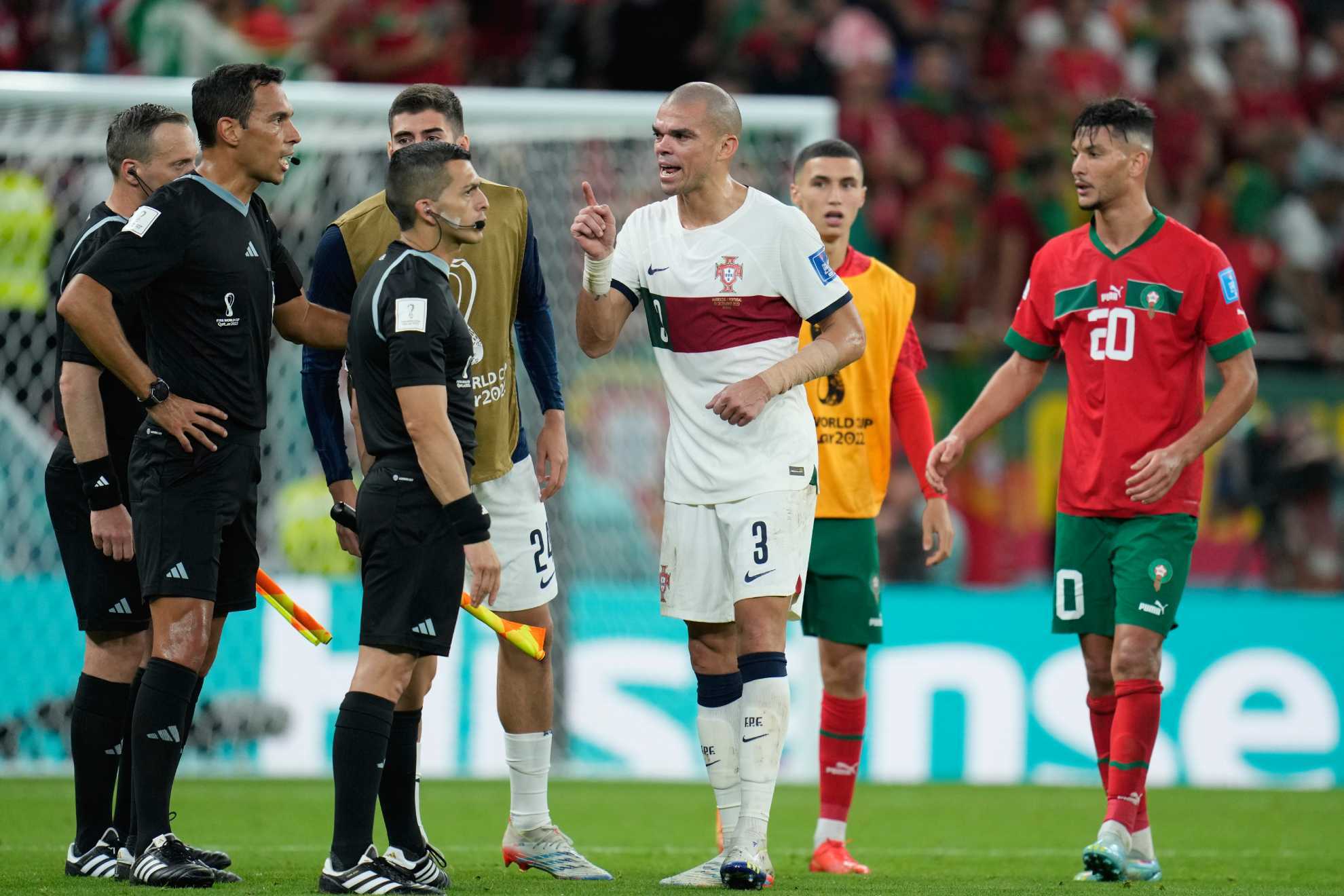 Pepe protesta al árbitro tras caer eliminado.