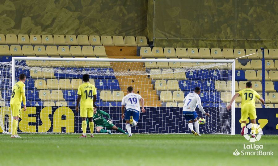 Elady engaña a Iker en el primero de los dos penaltis que hubo en la Ciudad Deportiva