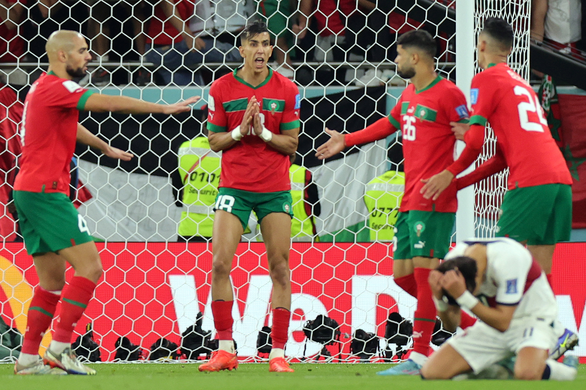 Los jugadores de Marruecos dialogan mientras un rival portugus se desespera.