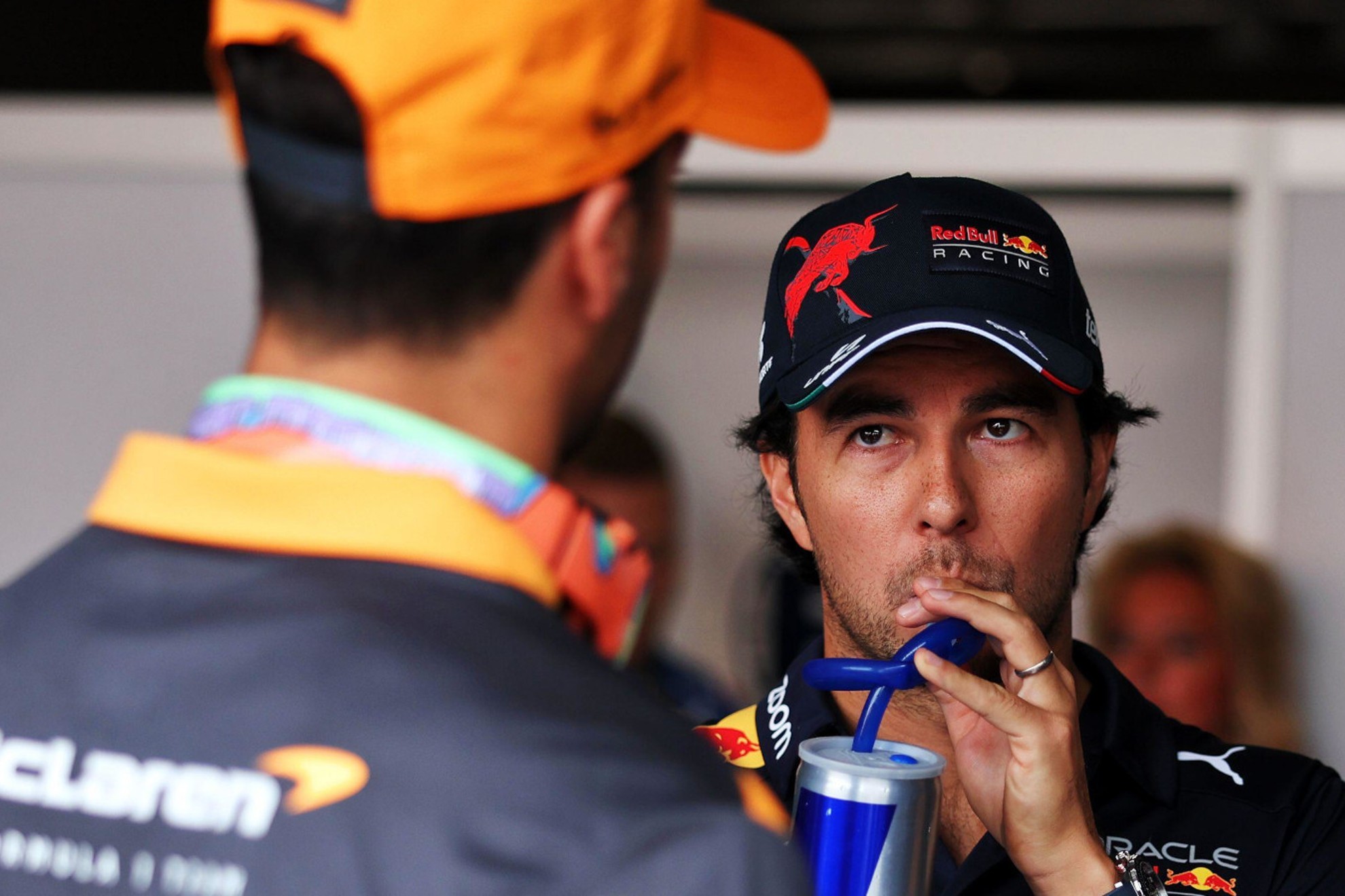 Checo y Ricciardo, en un Gran Premio de 2022.