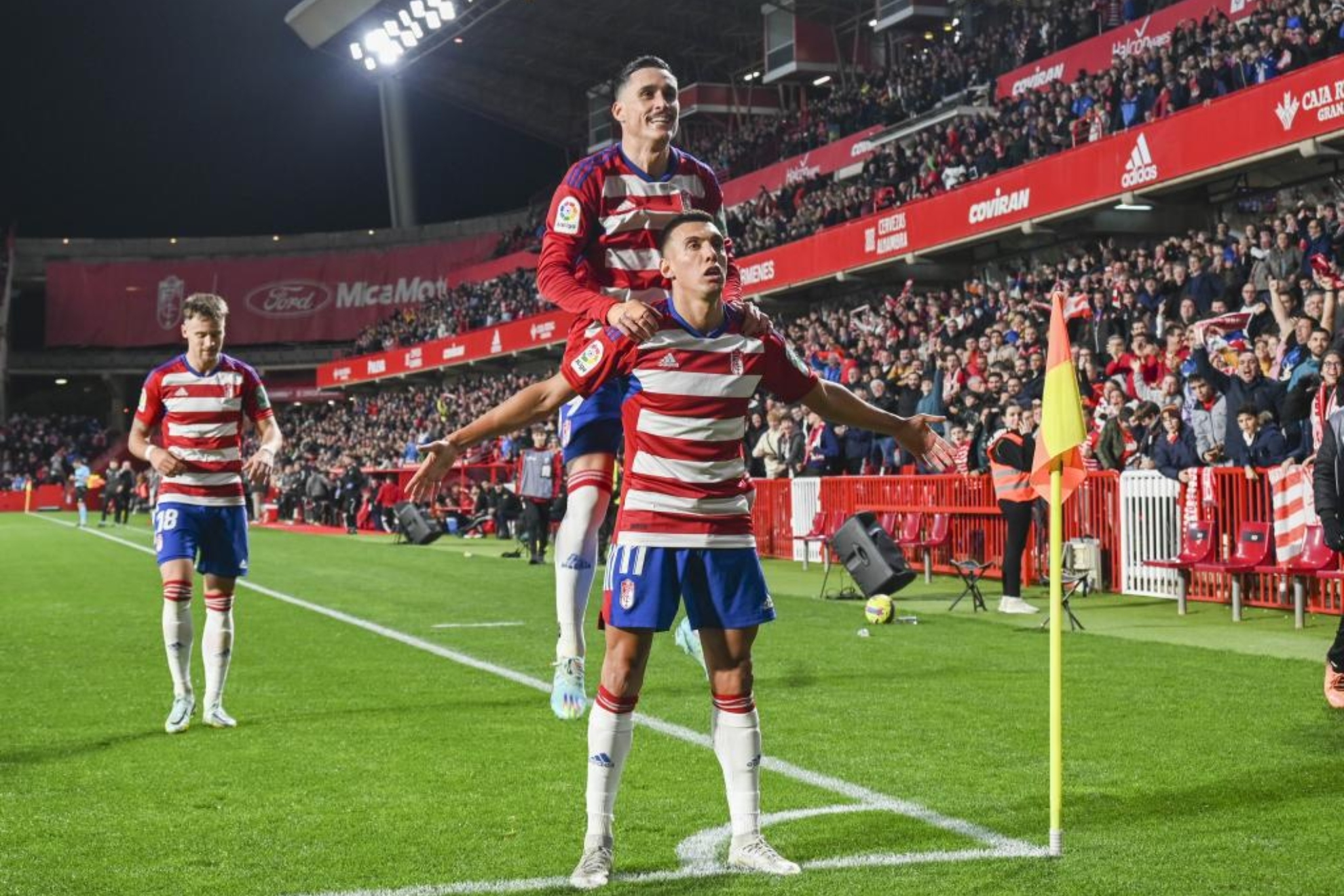 Uzuni celebra el gol que marcó al Burgos, mientras que Callejón salto sobre él y Petrovic de fondo.