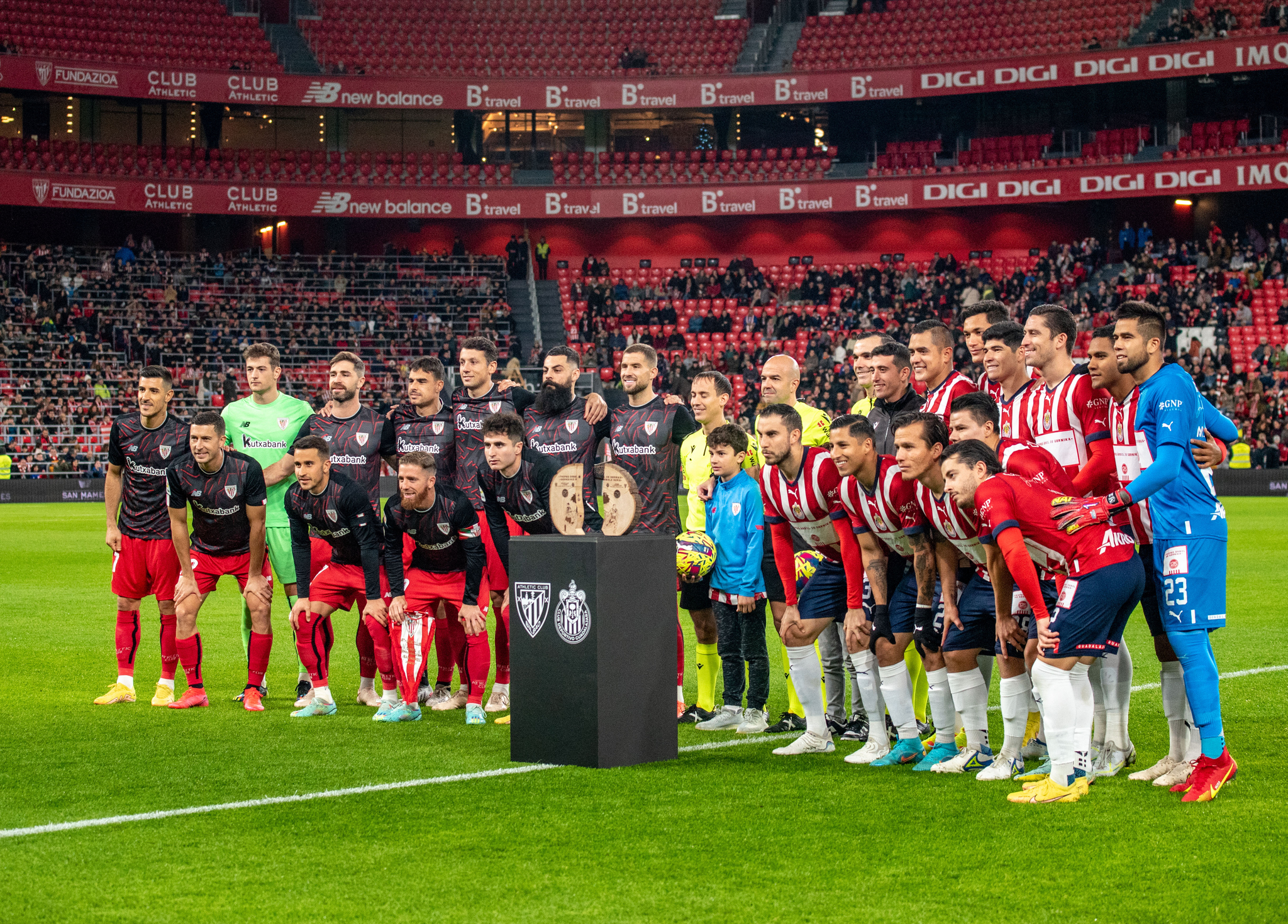 Los jugadores de Athletic y Chivas posan con el trofeo antes del inicio del partido.