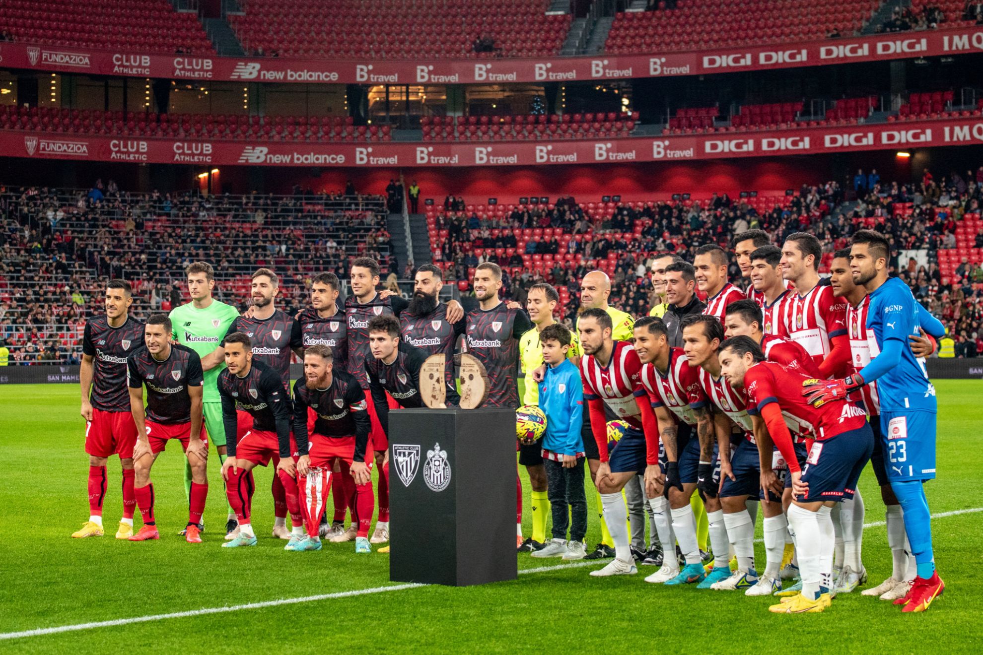 Los jugadores de Athletic y Chivas posan con el trofeo antes del inicio del partido.