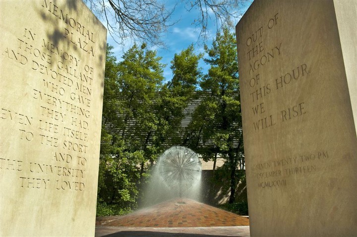 El monumento homenaje a las víctimas que se construyó en la Universidad de Evansville.