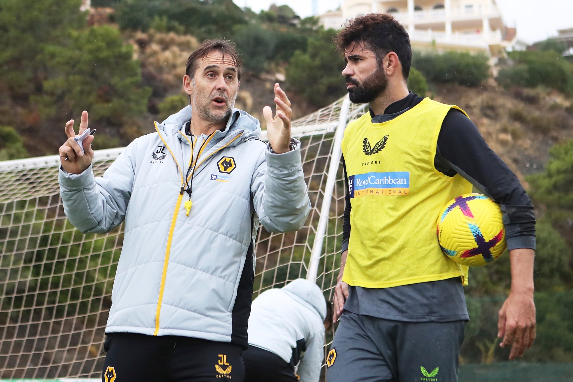 Julen Lopetegui conversa con Diego Costa en un entrenamiento con los Wolves.