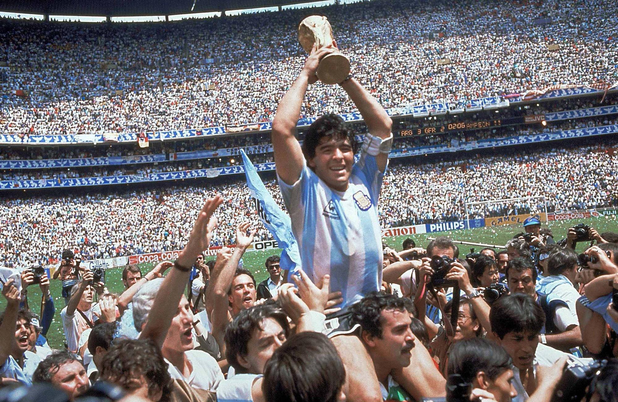 Diego Armando Maradona subido a hombros por Roberto Cejas