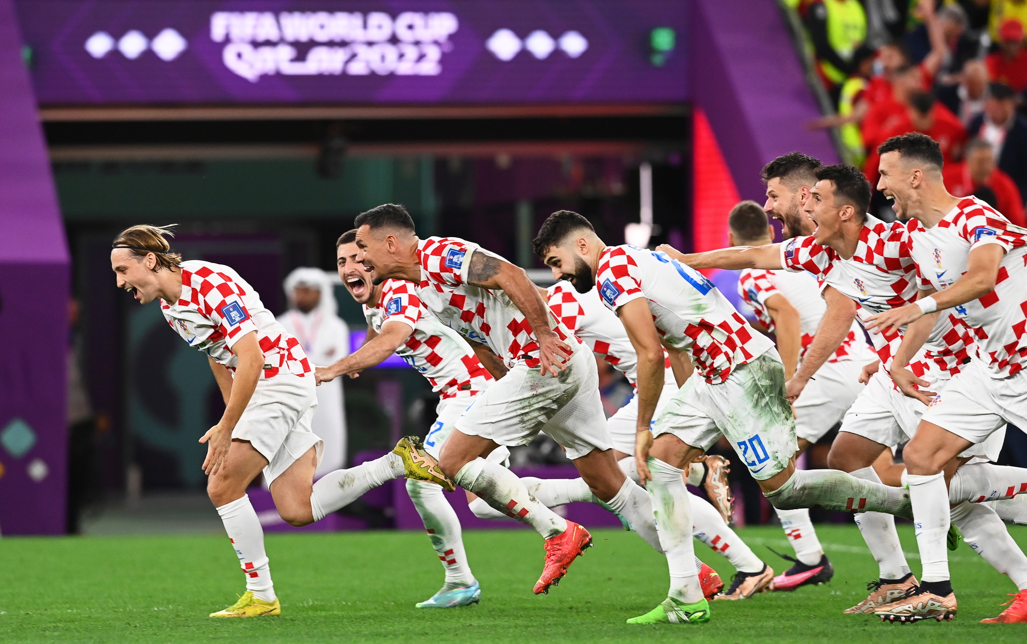 -FOTODELDÍA- DOHA (CATAR), 09/12/2022.- Los jugadores croatas celebran la victoria ante  lt;HIT gt;Brasil lt;/HIT gt; tras su encuentro de cuartos de final del Mundial de Qatar 2022, este viernes en Doha (Catar). EFE/ Georgi Licovski