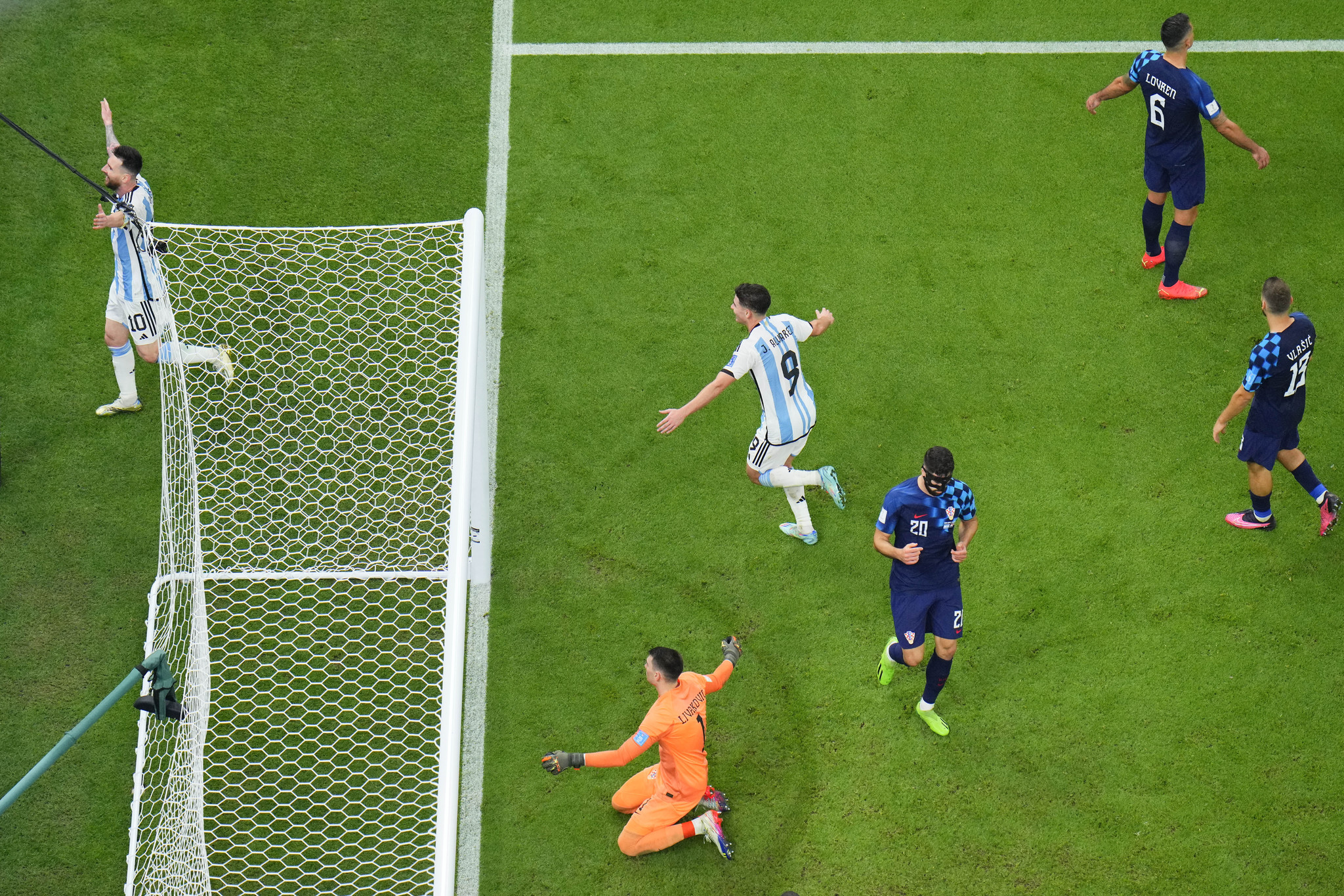 La imagen de Messi y Julin lvarez celebrando el gol.