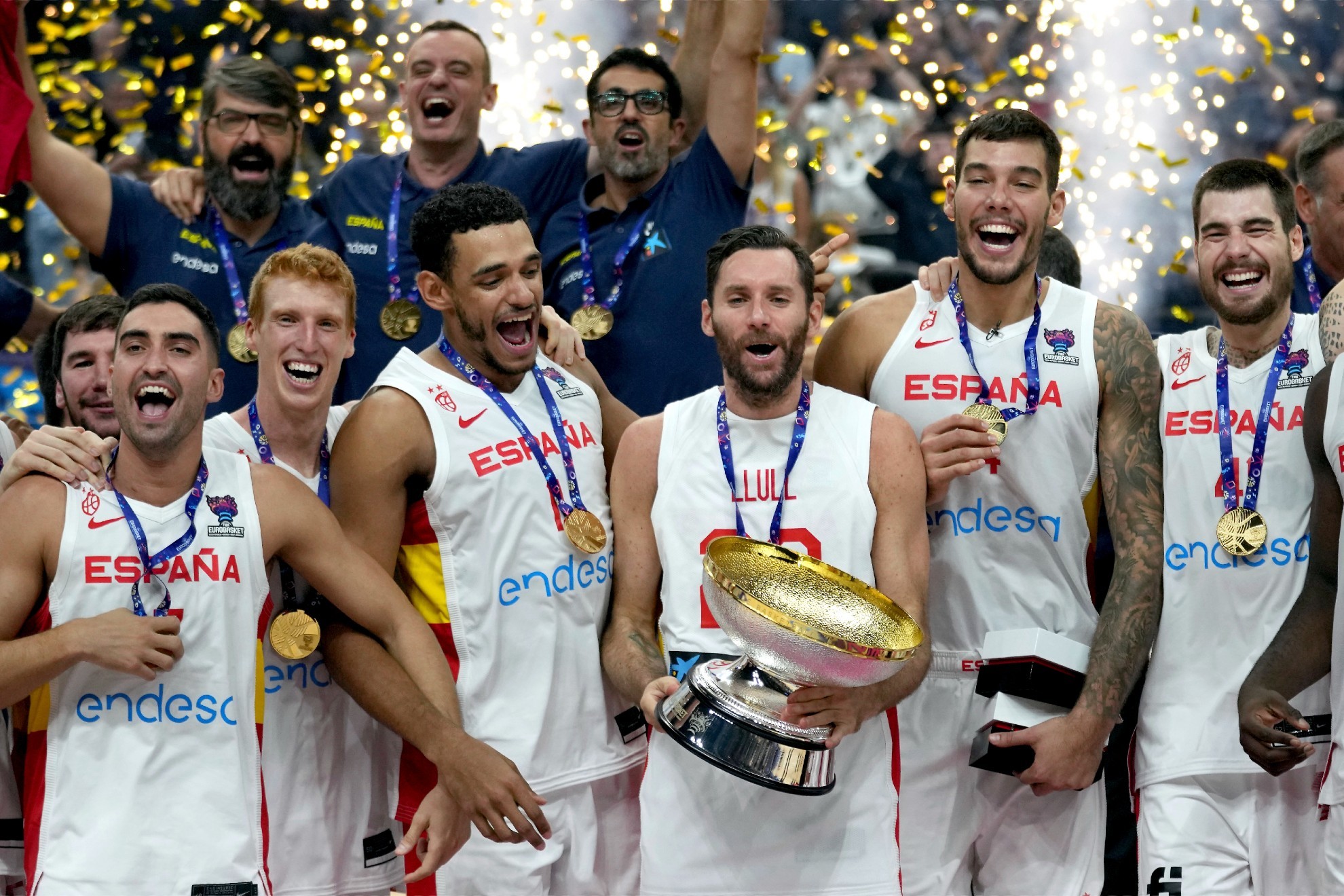 Rudy Fernández sostiene el trofeo conseguido en el Eurobasket masculino.