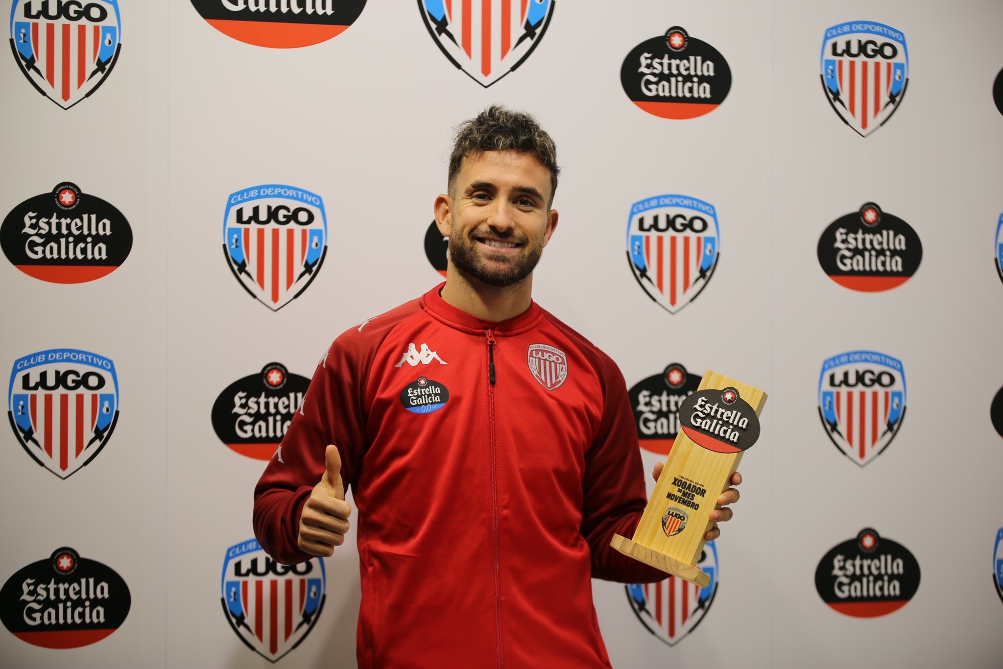 Sebas Moyano recibe el trofeo como mejor jugador de noviembre del equipo gallego