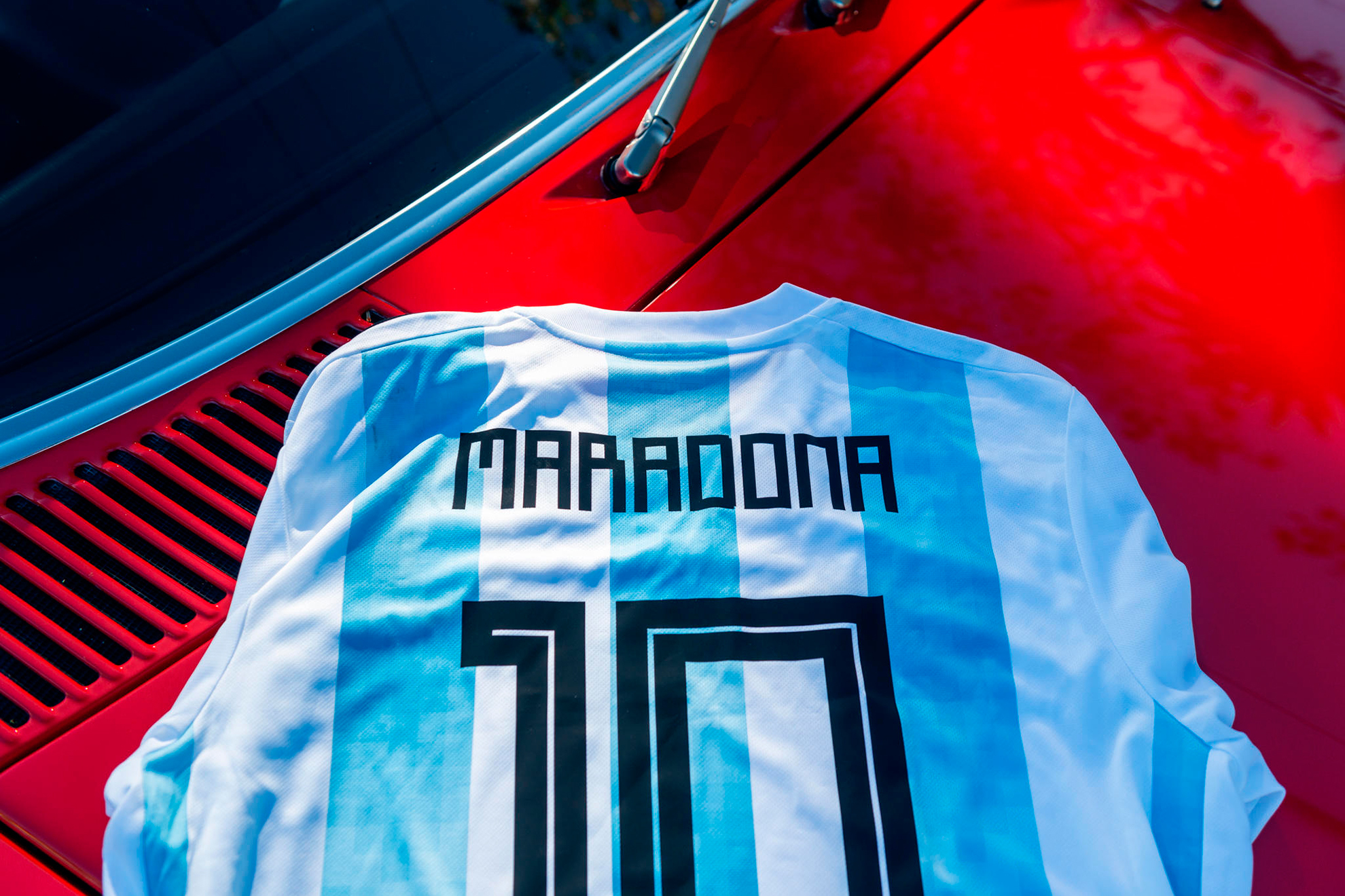 Una camiseta del astro argentino apoyada sobre el capó del coche que le regalaron.