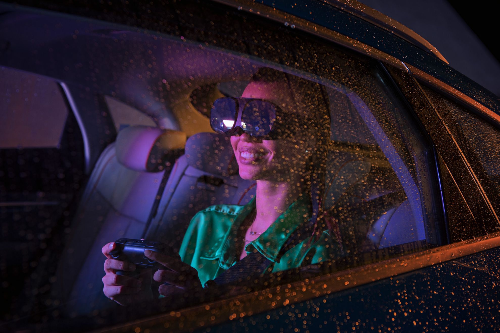 Las gafas de VR se comunican con el coche y transforman sus movimientos en el videojuego.