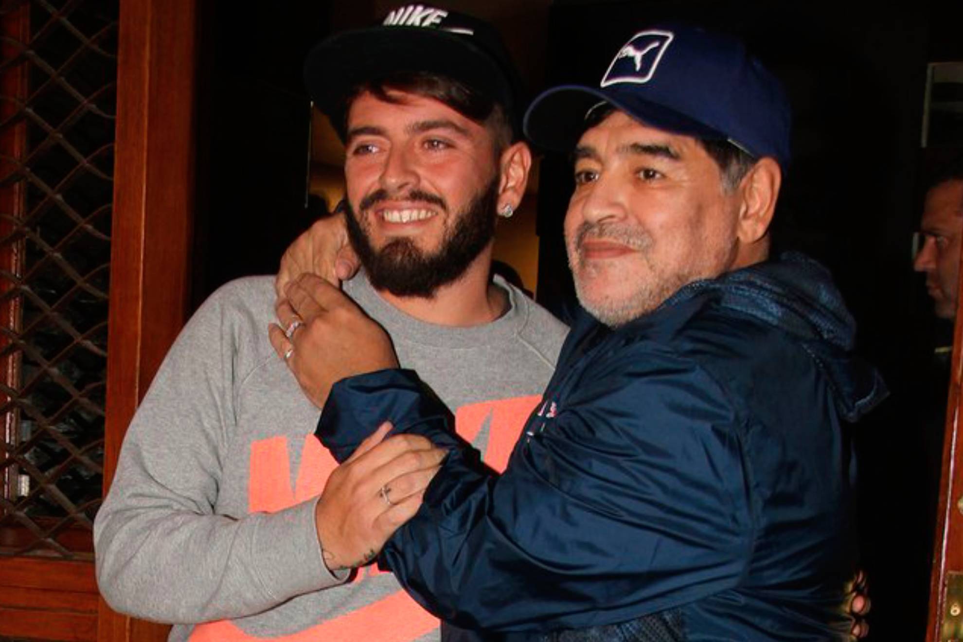 Diego Junior, con su padre, Diego Armando, en una imagen en Italia.