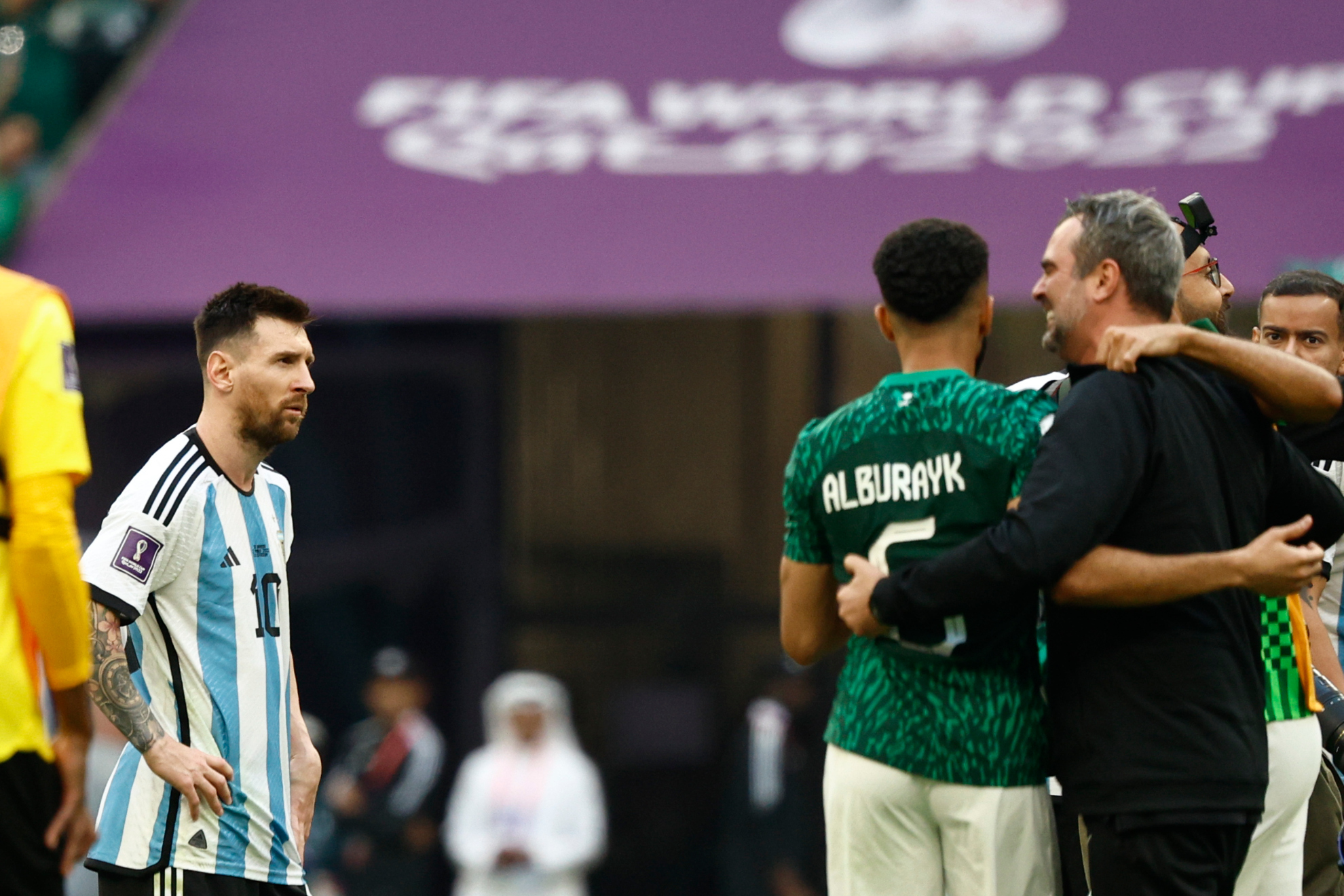 Messi, a la izquierda, observa triste cómo Araba Saudí celebra la victoria ante Argentina.
