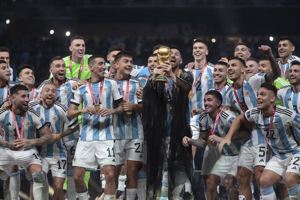 Messi levanta el trofeo de Campen del Mundo.
