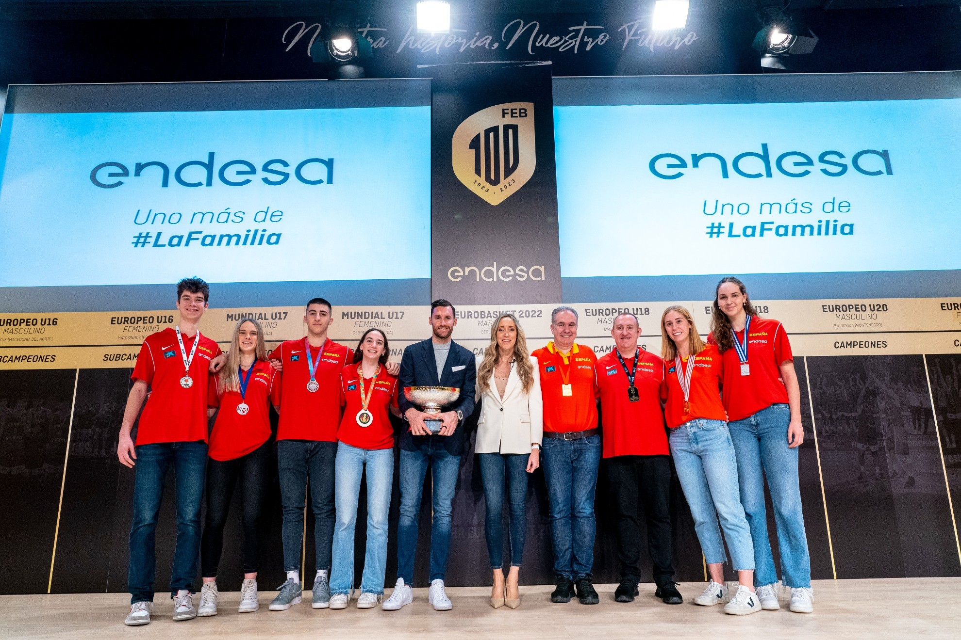 Rudy Fernández, su hermana Marta, y los representantes de las selecciones de formación medallistas en verano.