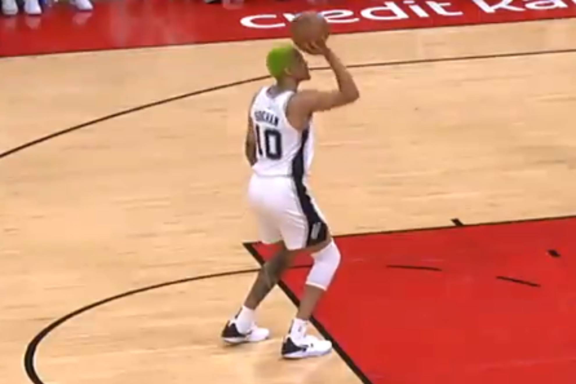 Un jugador NBA empieza a tirar los tiros libres a una mano para tratar de mejorar su puntería
