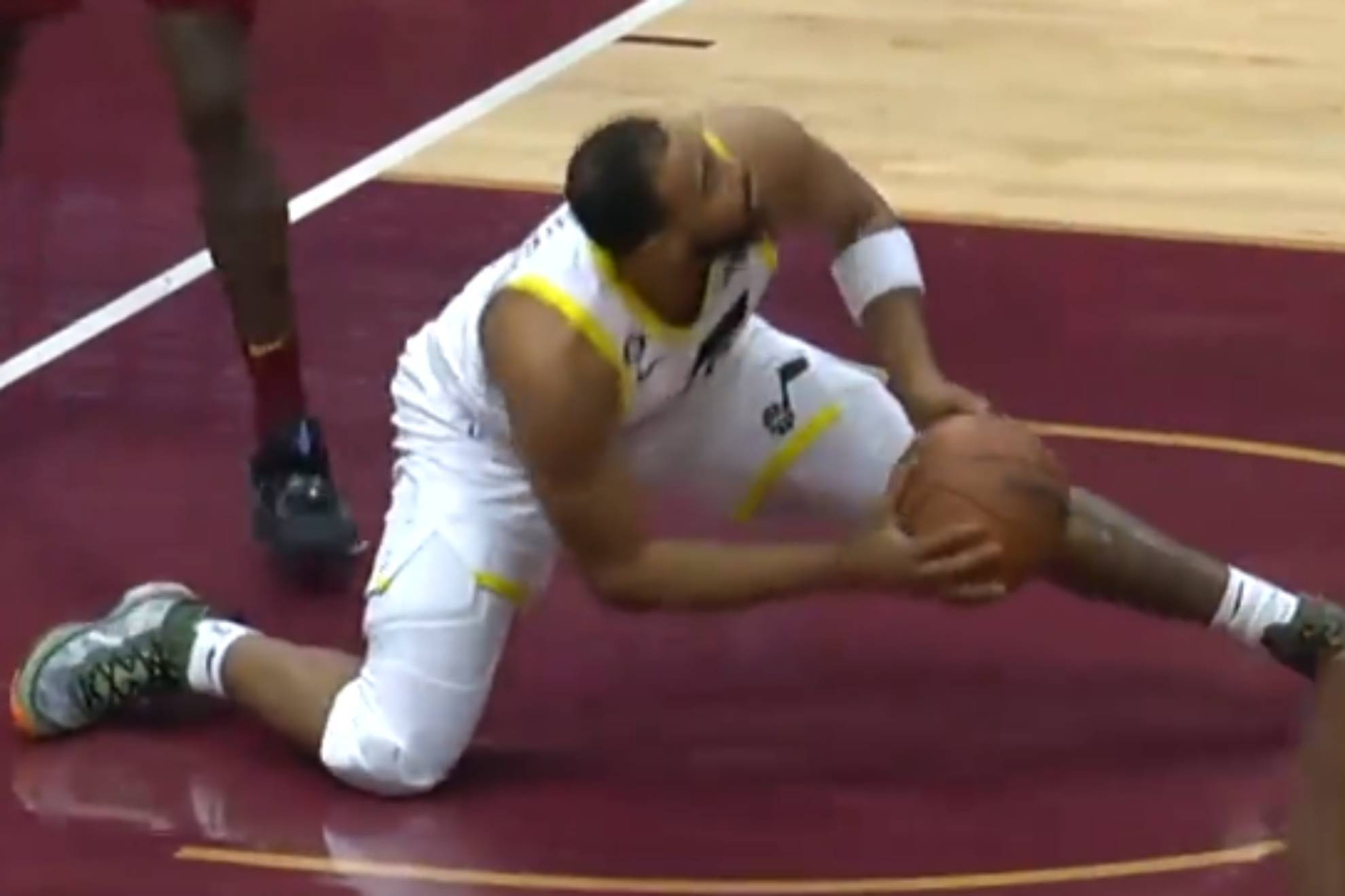 Mete una canasta espatarrado sobre el suelo en la NBA: Talen Horton-Tucker evita una lesión y anota
