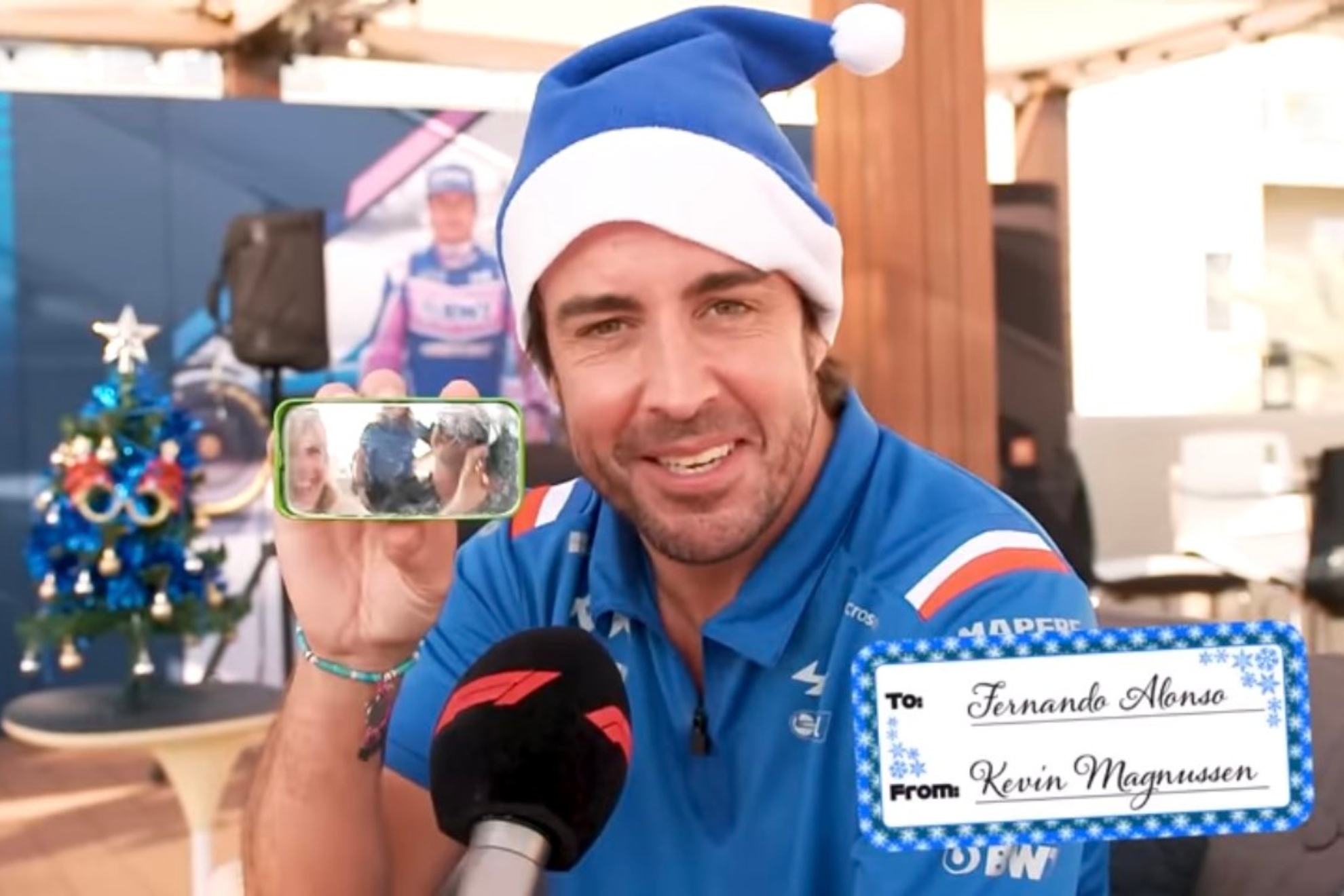 Fernando Alonso, con su regalo.