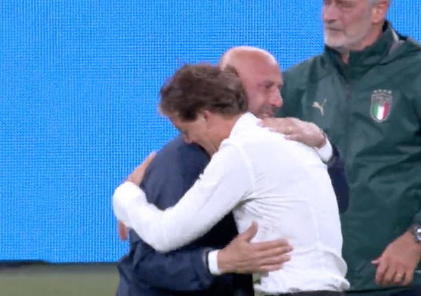 L'abbraccio tra Vialli e Mancini, a EURO 2021.