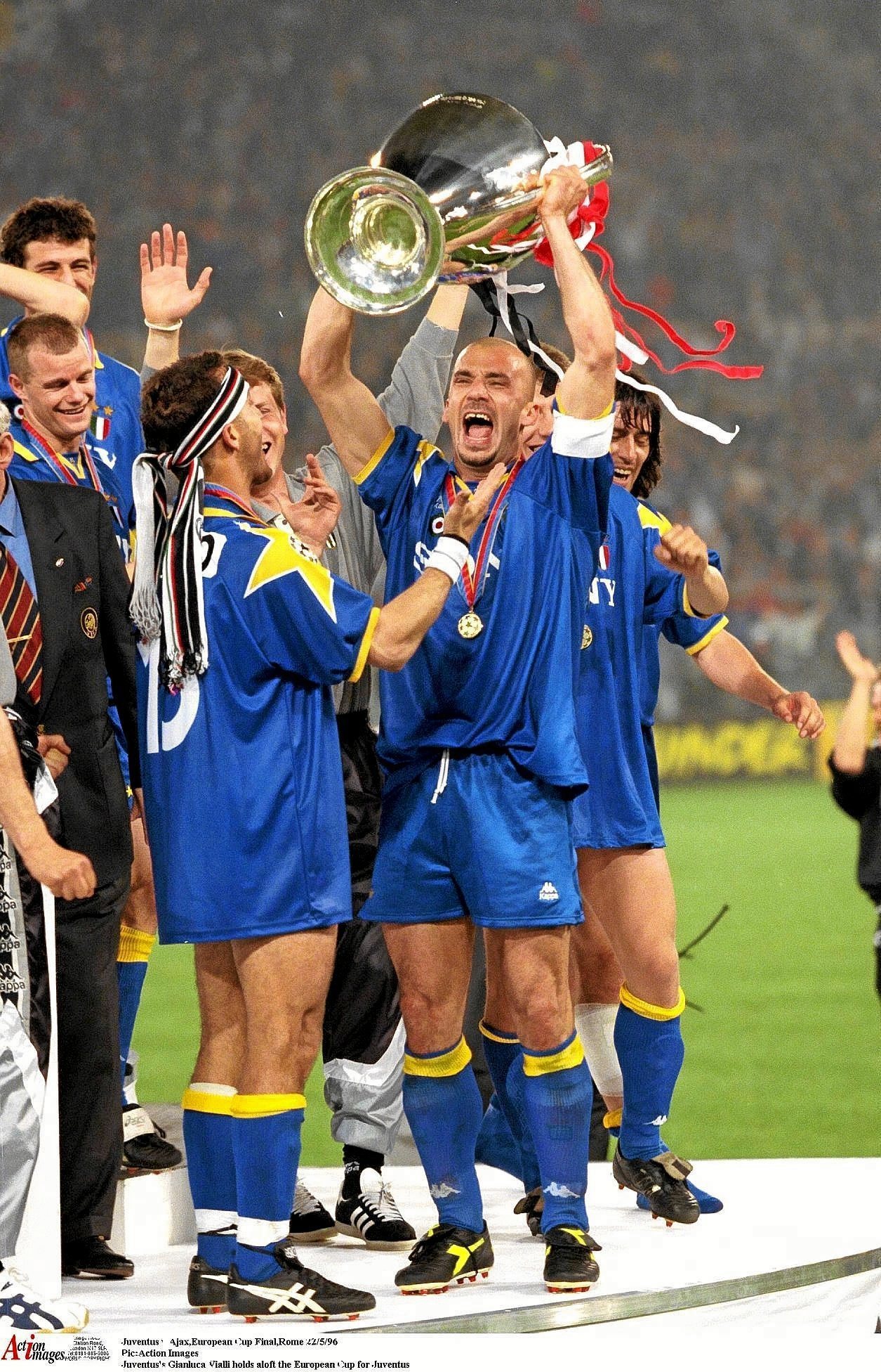 Gianluca Vialli celebra la Champions con la Juventus.