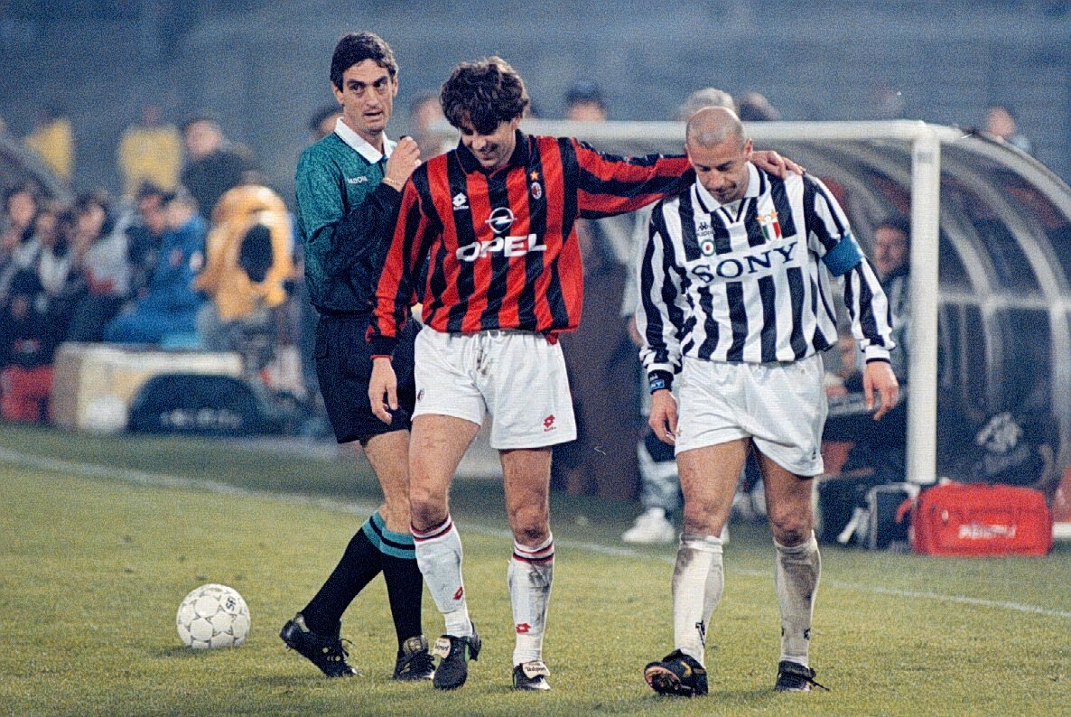 Gianluca Vialli e Costacurta, in un Milan - Juventus.