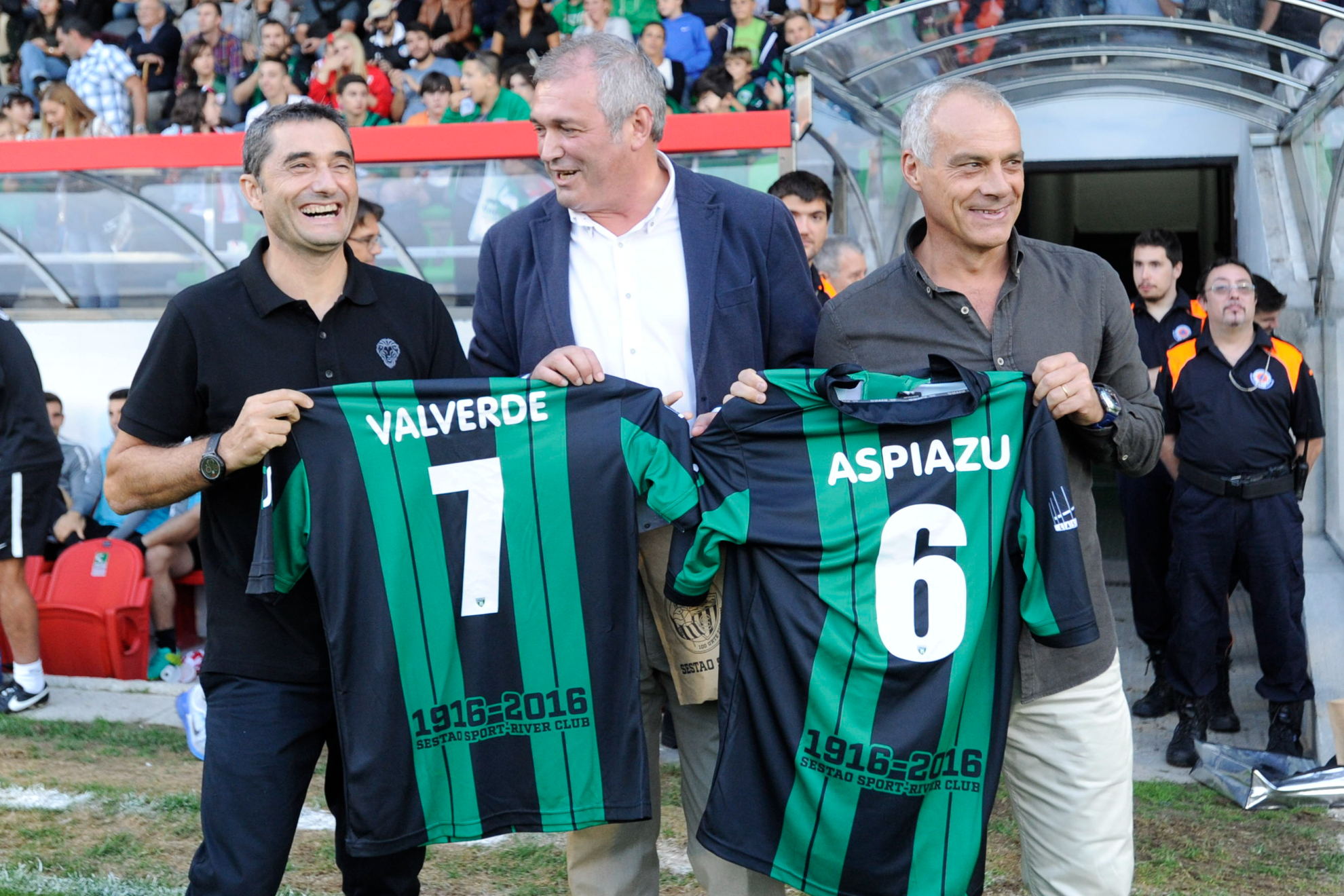 Valverde y Jon Aspiazu reciben un homenaje en la previa de un amistoso entre el Sestao y el Athletic en el año del centanario del club sestaoarra.