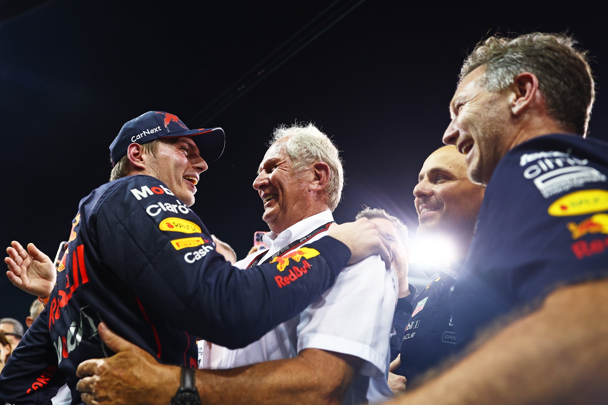 Marko felicita a Verstappen delante de Horner.