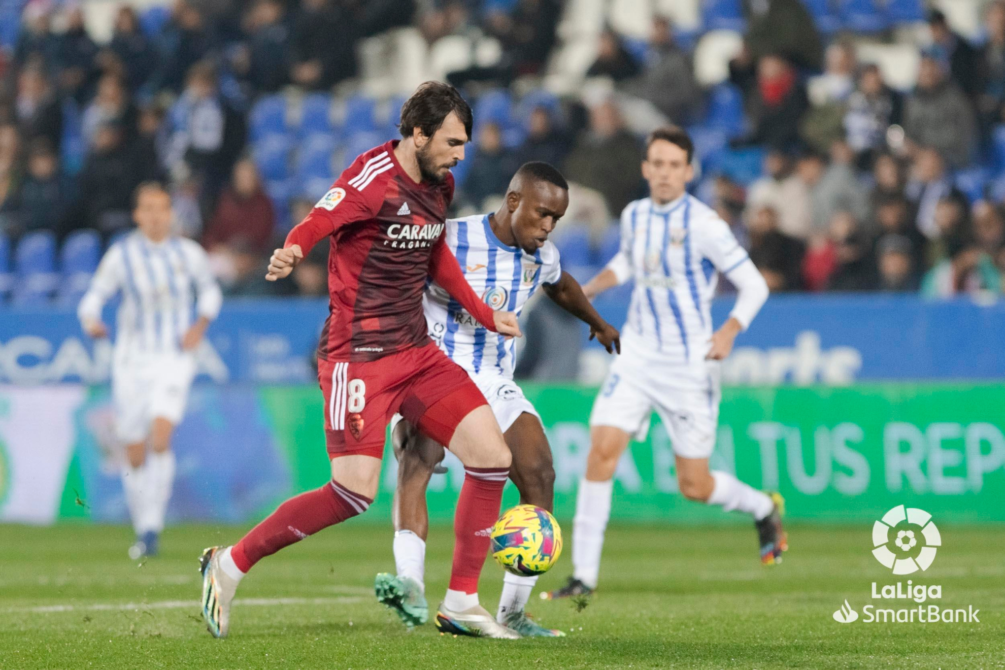 Eugeni protege la pelota en el partido frente al Leganés.