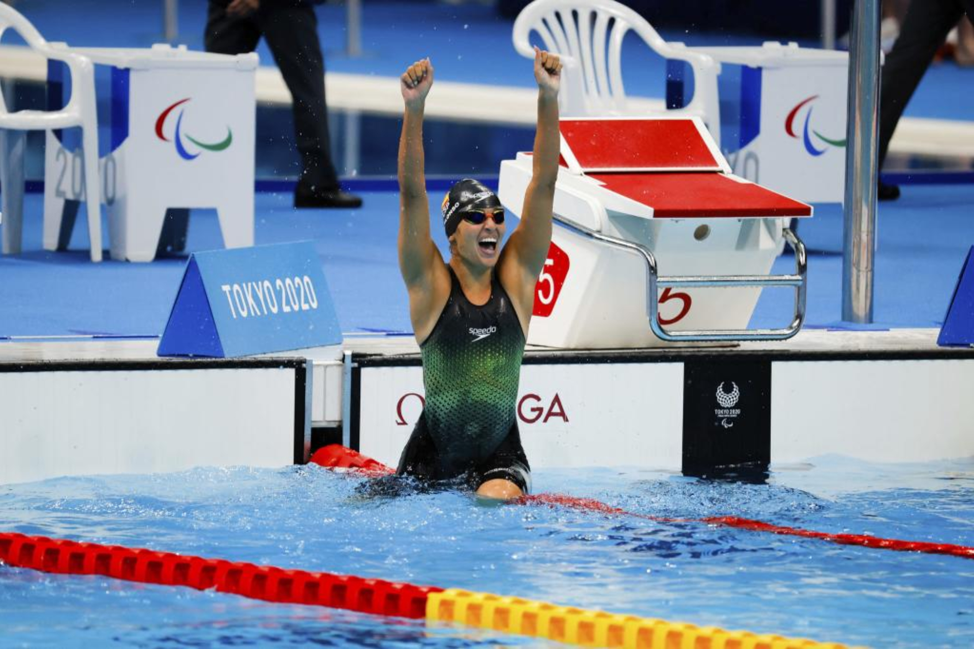 Michelle Alonso celebra su oro en 100 braza en Tokio 2020.